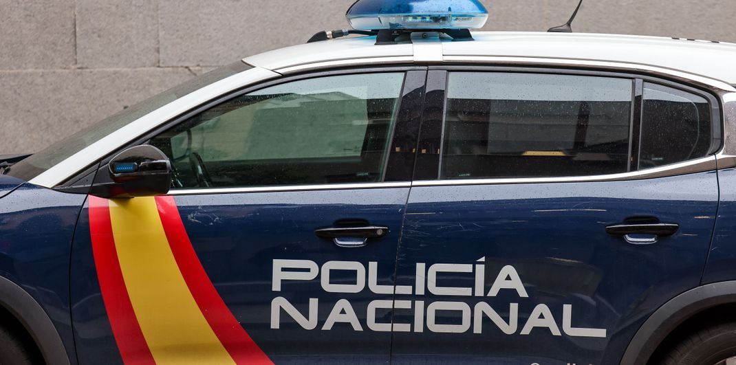 Ein Streifenwagen der Polizei Policia Nacional steht in einer Straße. Was ist mit dem deutschen Ehepaar passiert?