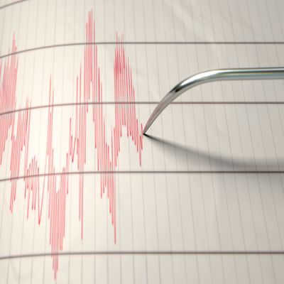 Ein Seismograf, der Erdbebenaktivität aufzeichnet