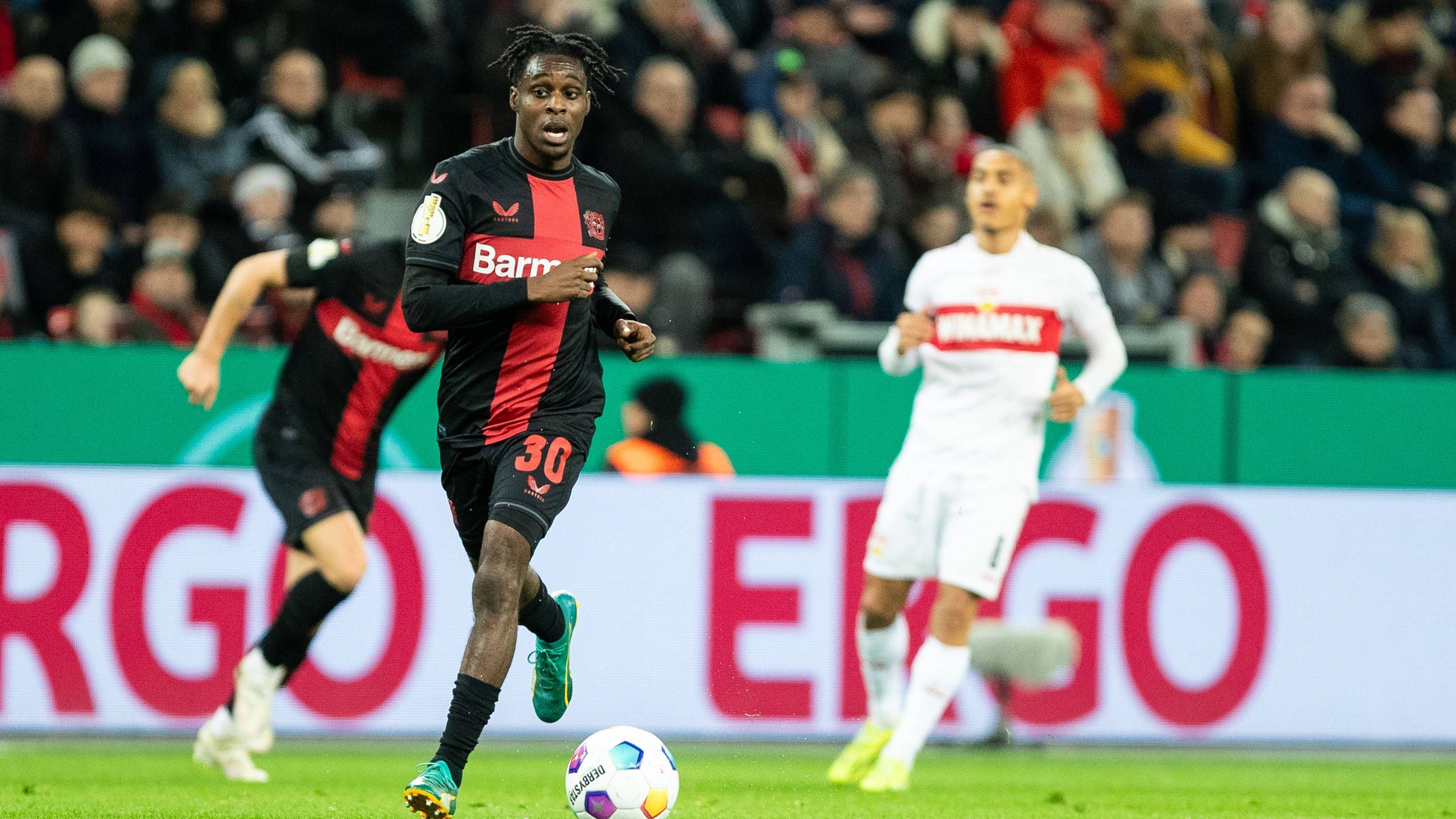 <strong>Jeremie Frimpong</strong><br>Gegen gut gestaffelte Stuttgarter kann er sein hohes Tempo anfangs kaum zur Geltung bringen. Nach dem Rückstand versucht er es immer wieder im Eins-gegen-Eins gegen Mittelstädt, wodurch Bayer besser ins Spiel kommt. Sieht folgerichtig Gelb wegen Meckerns nach Abseitsstellung (35.). Wird nach Umstellung bei Stuttgart von Vagnoman deutlich besser verteidigt. Kurz vor Ende ausgewechselt. Dennoch ständig ein Unruheherd.<strong><em> ran</em>-Note: 3</strong>