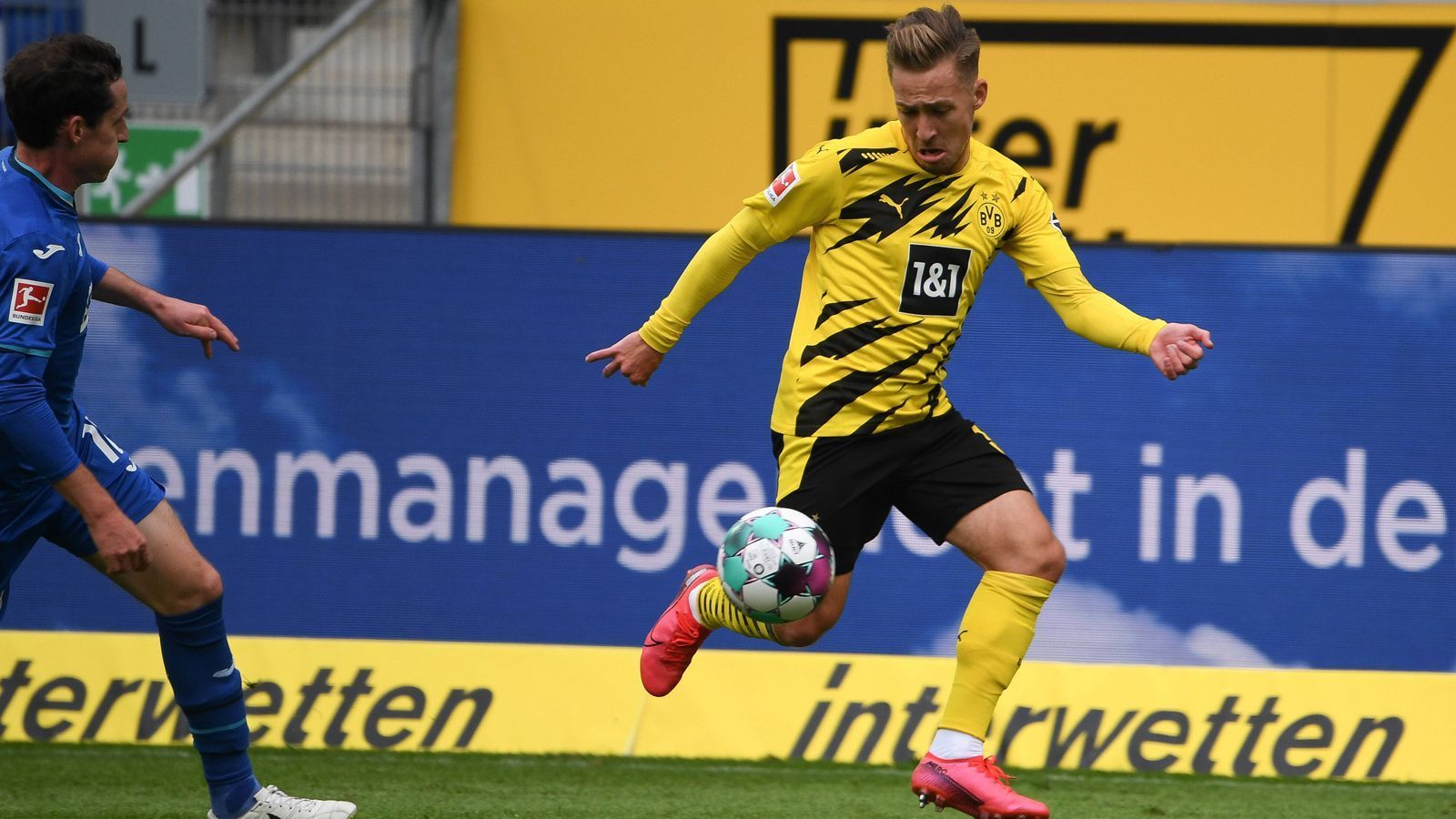 
                <strong>Felix Passlack</strong><br>
                Er bereitet Rudy Kopfzerbrechen mit seinem Tempo und ist Aktivposten in der Offensive gegen seinen Ex-Klub. Dabei lässt Passlack aber ein wenig die Genauigkeit vermissen. ran-Note: 3
              