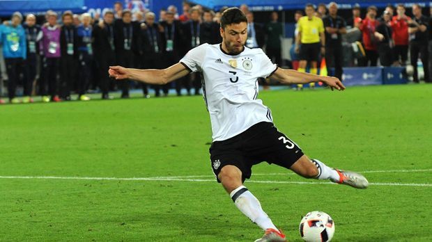 
                <strong>Deutschland vs. Italien</strong><br>
                Erst in einem schon jetzt legendären Elfmeterschießen setzt sich Deutschland gegen den Angstgegner durch. Nach 17 Strafstößen tritt Jonas Hector an und erlöst die DFB-Auswahl. Somit feiert Deutschland den ersten Pflichtspielsieg überhaupt gegen Italien und zieht ins Halbfinale ein.
              