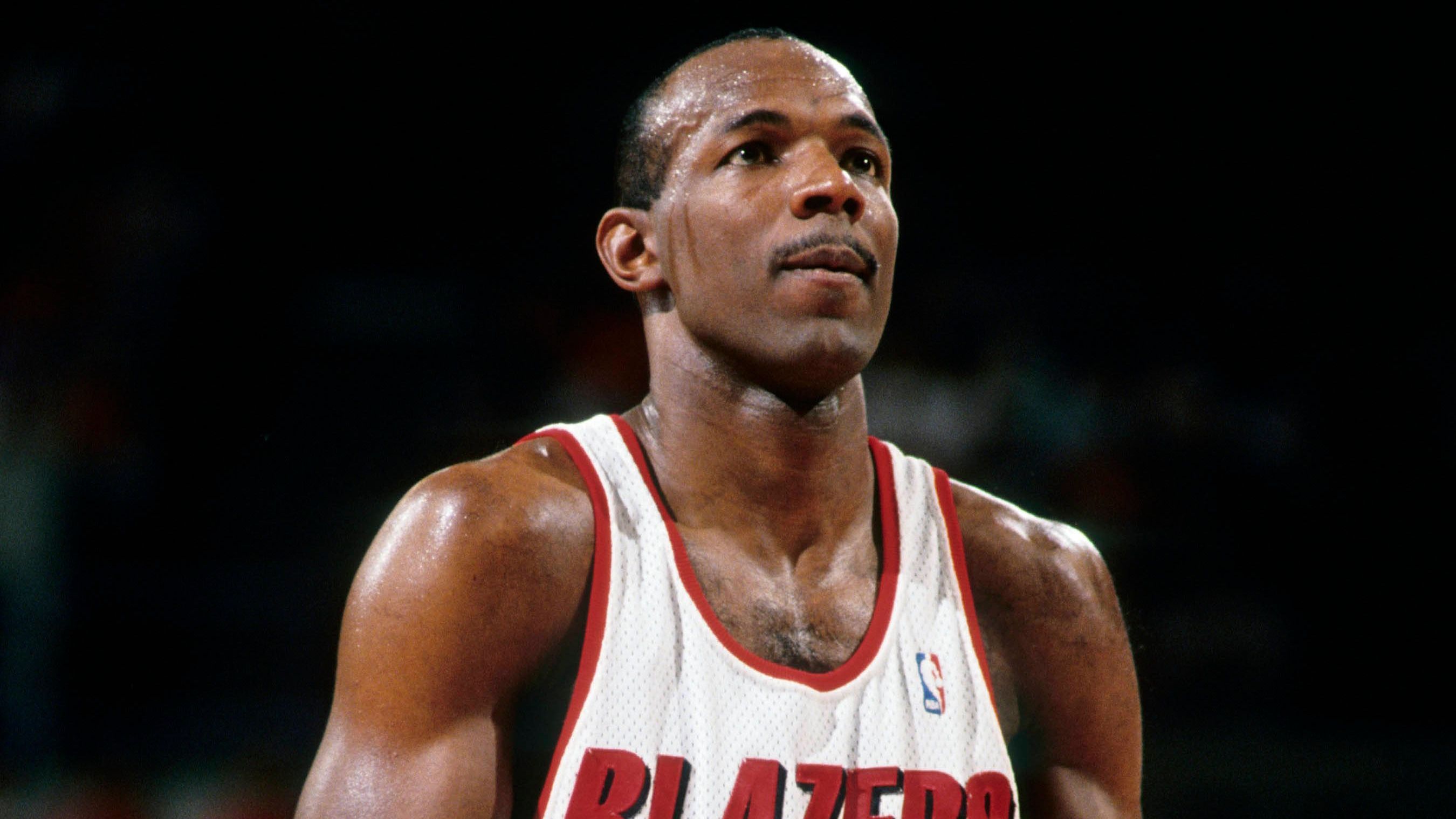 <strong>Clyde Drexler</strong><br>Der vielfältig einsetzbare Drexler verewigte sich als legendärer Guard/Forward bei den Portland Trail Blazers, bevor er 1995 seinen ersten NBA-Titel mit den Houston Rockets gewann. Auch der zehnmalige All-Star wurde in die 50 Greatest Players in NBA History aufgenommen.