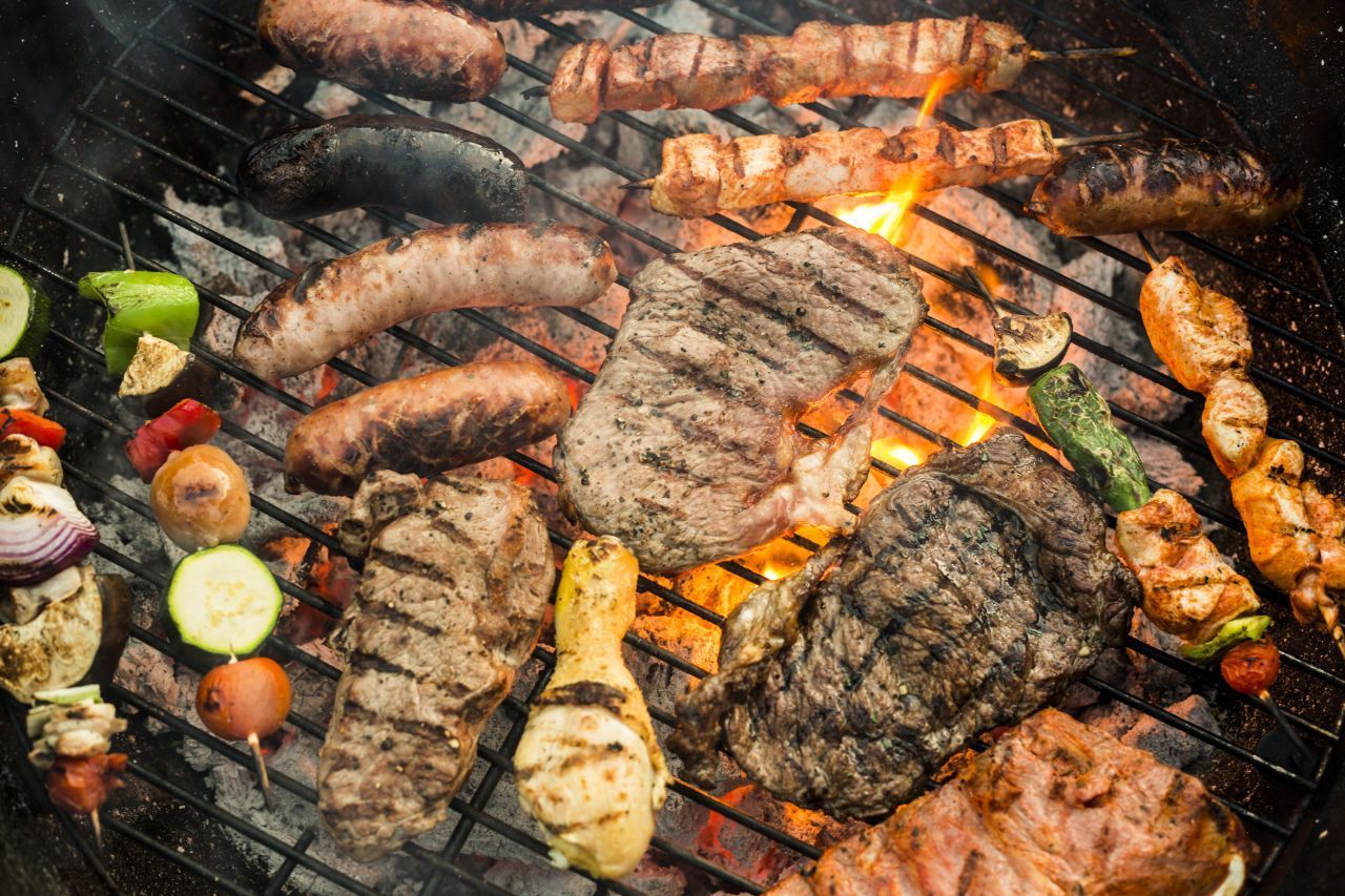 Fleisch ist proteinreich. Besonders viel steckt zum Beispiel in Rinderhack und Kochschinken.