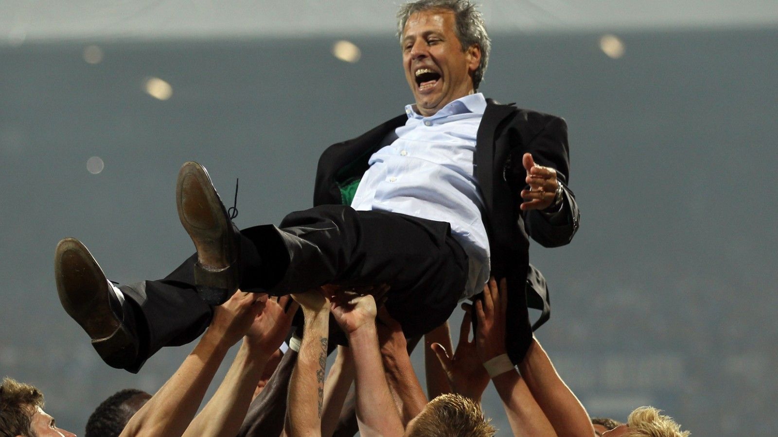 
                <strong>Trainer: Lucien Favre</strong><br>
                Der Schweizer kam in der Winterpause 2011 zur Borussia und übernahm eine Mannschaft, die gefühlt aussichtslos und abgeschlagen auf dem letzten Tabellenplatz überwinterte. Doch Favre hauchte dem Team wieder Leben ein und führte es am Ende fast schon in wundersamer Weise in die Relegation gegen den VfL Bochum. Der Ausgang ist bekannt. In den Folgejahren führte der Coach die "Fohlenelf" unter anderem in die Europa-und sogar in die Champions League. Und das zum Teil mit der gleichen Truppe, die in der Saison 2010/2011 fast abgestiegen wäre. Leider kam es im September 2015 zu einem unrühmlichen Abgang, als Favre ohne Absprache mit dem Verein einfach eine persönliche Erklärung heraus gab und darin seinen Rücktritt als Trainer der Borussia bekannt gab. Ein kleine, unnötige Delle in einer ansonsten tadellosen und durchweg erfolgreichen Zeit Favres in Mönchengladbach.
              