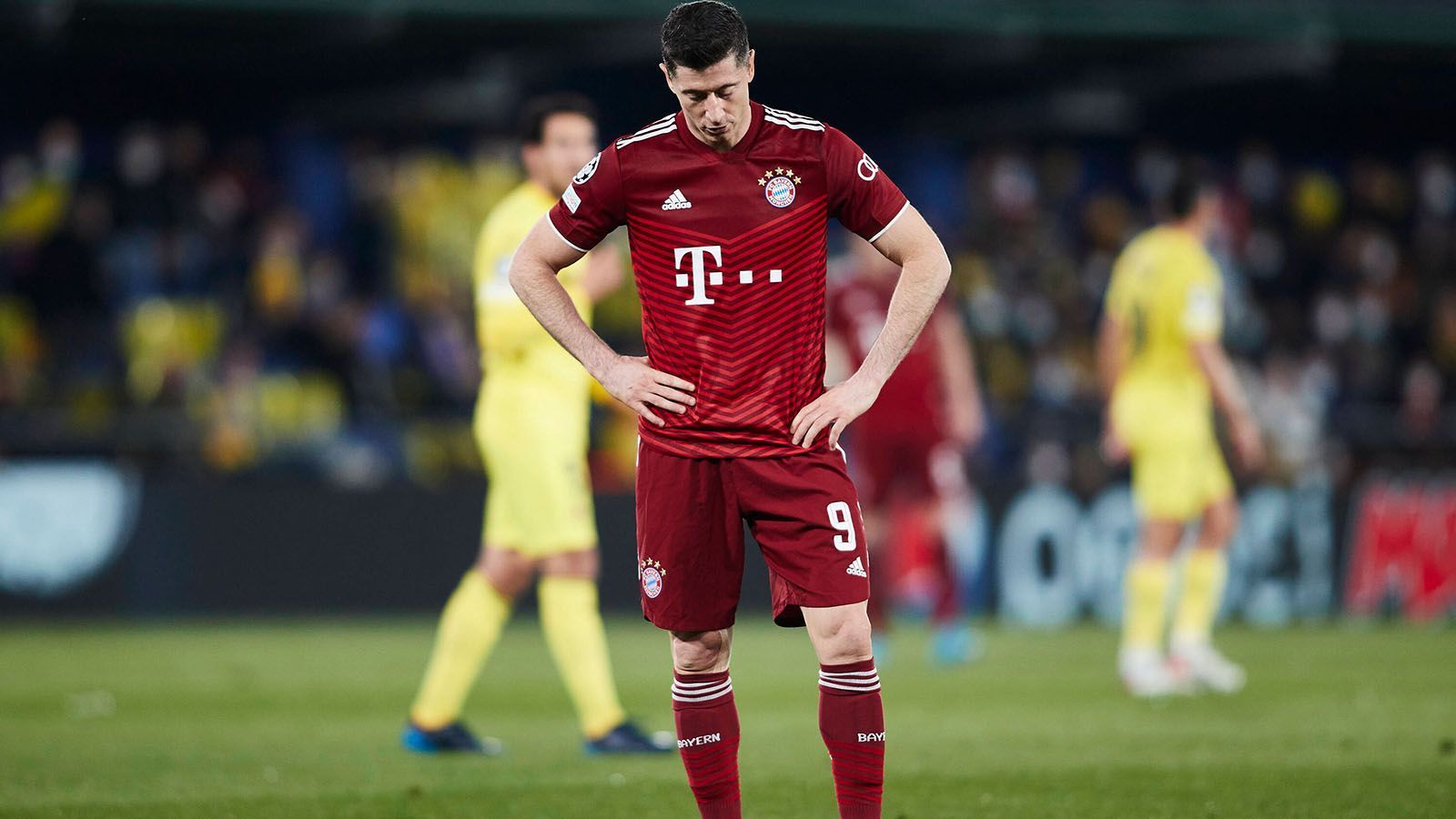 
                <strong>Robert Lewandowski</strong><br>
                Der Torjäger hängt komplett in der Luft. Immer wieder lässt sich der Pole tief fallen, um Bälle zu bekommen. Aber Lewandowski wird so seinen Mitspielern überhaupt nicht ins Spiel eingebunden. Insgesamt ein schwaches Spiel von Lewandowski, auch wenn der Mittelstürmer letztlich gar nicht so viel dafür kann. ran-Note: 5
              