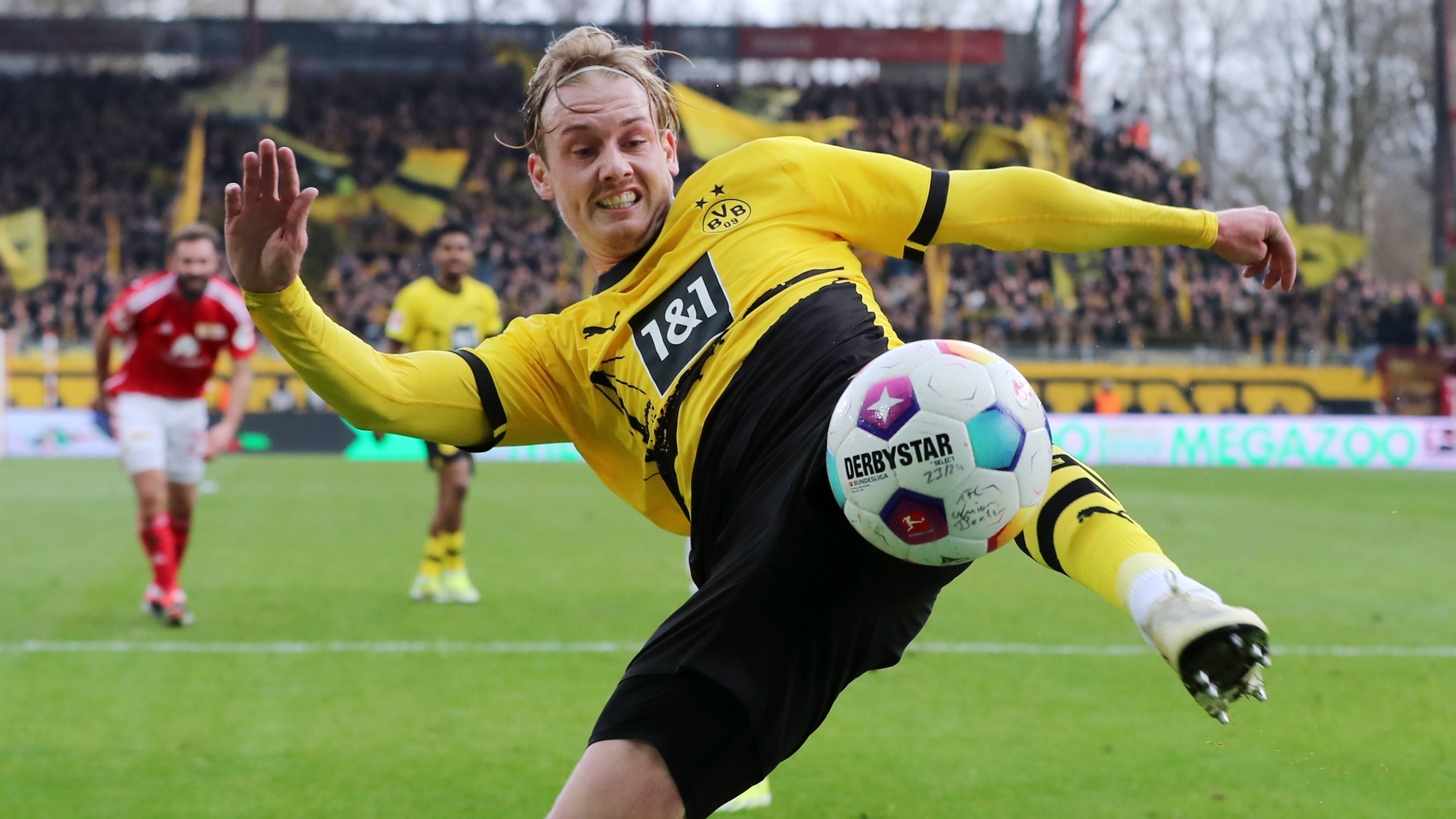 <strong>Julian Brandt</strong><br>Für einen Zehner zu wenig ins Spiel eingebunden. Fremdelt auch im Zusammenspiel mit Füllkrug etwas, was vor allem an den nicht aufeinander abgestimmten Laufwegen liegt. Im Spielaufbau findet er zwischen Can und Sabitzer zudem nicht die richtigen Lücken, um sich anzubieten. <em><strong>ran</strong></em>-Note: 4.