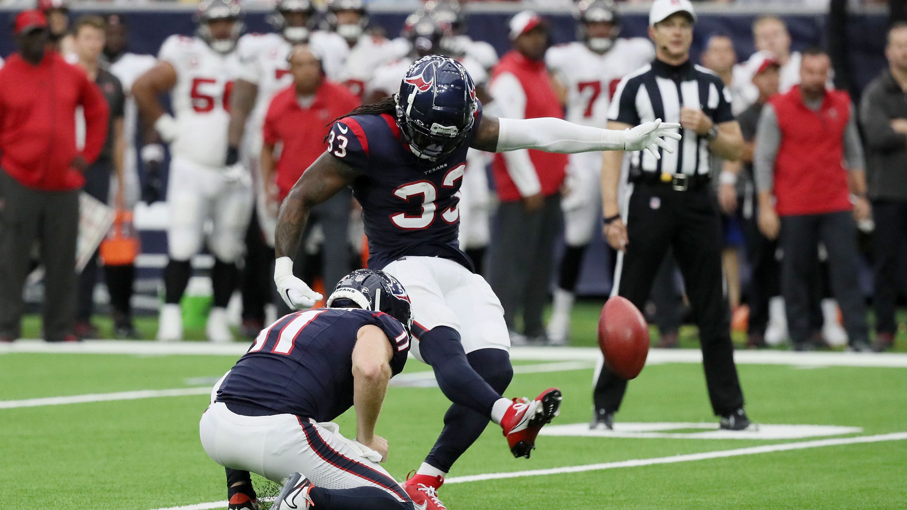 <strong>Houston Texans: Dare Ogunbowale (Running Back)</strong><br>
                Running Back Dare Ogunbowale dürfte in der Offensive der Texans keine Star-Rolle spielen, wird aber dennoch hier aufgeführt. Denn der Routinier zeichnete sich vergangene Saison als Ersatz-Kicker aus und könnte - <a href="https://www.ran.de/sports/american-football/nfl/news/nfl-neue-kickoff-regeln-gluecksfall-fuer-spieler-fans-kommentar-358023">mit Blick auf die neuen Kickoff-Regularien</a> - ein wichtiger Special Teamer werden. Und das für 1,5 Mio. US-Dollar.