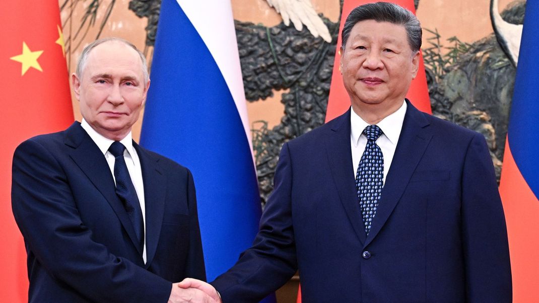 Putin (links) und Xi Jinping (rechts) bei ihrem Treffen in Peking – beide demonstrieren Einigkeit und unterzeichnen mehr als 20 Abkommen.