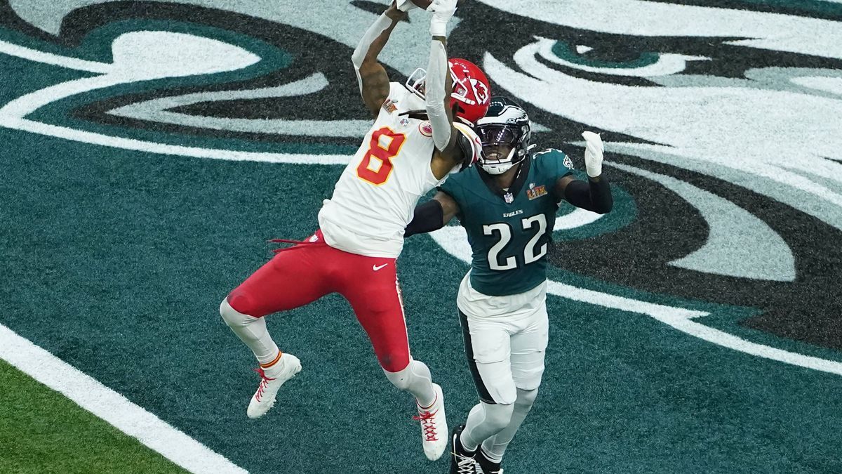 Kansas City Chiefs wide receiver DeAndre Hopkins (8) catches a pass for a two-point conversion as he is guarded by Philadelphia Eagles cornerback Kelee Ringo (22) in the fourth quarter in Super Bow...