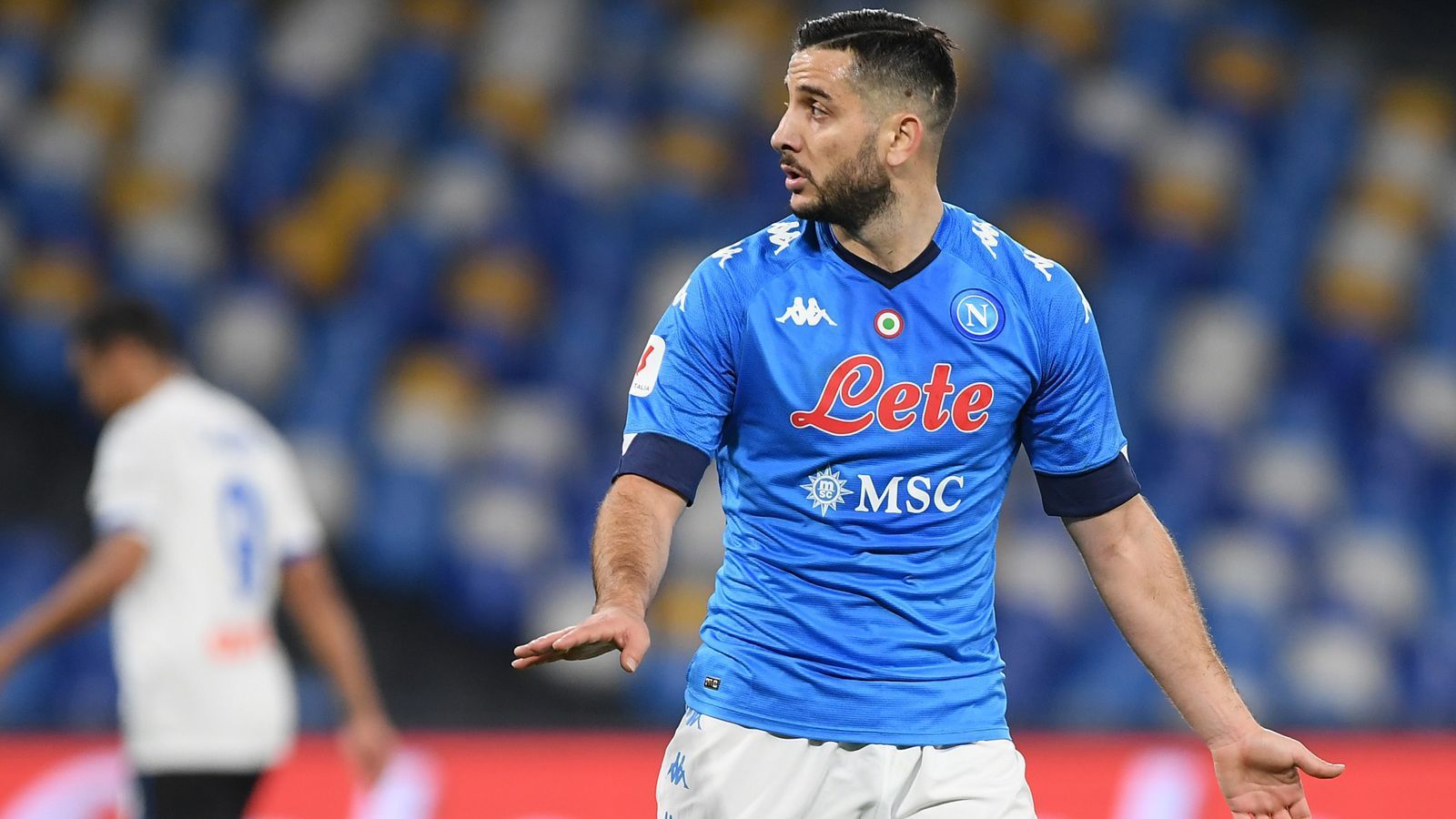 
                <strong>Konstantinos Manolas (SSC Neapel)</strong><br>
                In Neapel hat Raiola neben Lozano mit dem Griechen Konstantinos Manolas noch einen weiteren Klienten. Dass Raiola nicht unbedingt immer im Namen seiner Klienten spricht, zeigt die Zusammenarbeit zwischen dem Verteidiger und seinem Berater. "Raiola erzählt Lügen über meine Zukunft", polterte Manolas 2016, als der Berater einen möglichen Abgang des Nationalspielers von seinem damaligen Klub AS Rom mehr oder weniger öffentlich ankündigte. Drei Jahre später verabschiedete sich Manolas dann doch vom italienischen Hauptstadt-Klub und wechselte nach Neapel.
              