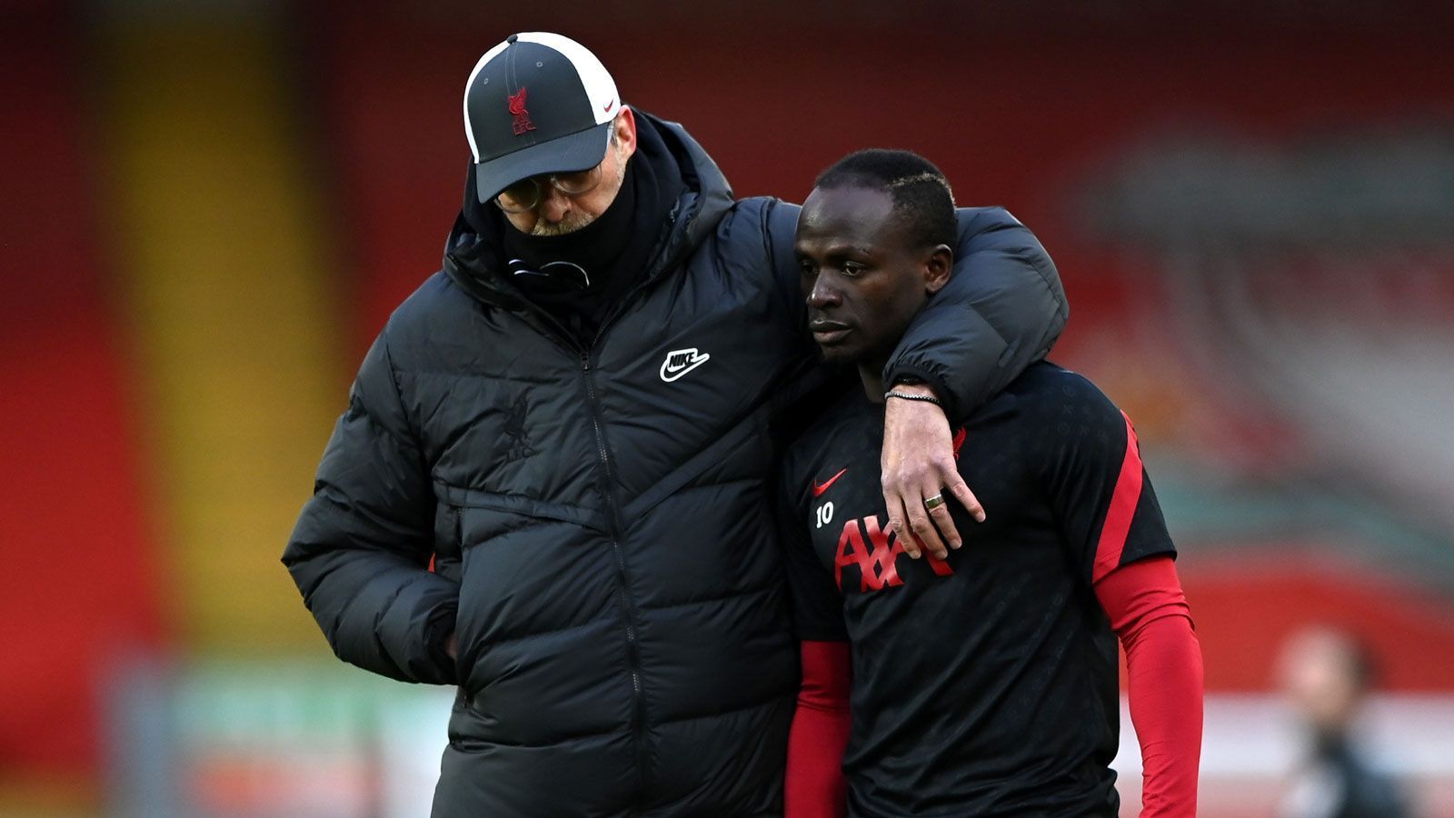 
                <strong>Sadio Mane (FC Liverpool)</strong><br>
                Vertrag endet: 2023Beim FC Liverpool stieg Sadio Mane zum Weltstar auf, doch offenbar bahnt sich ein Abschied an. So heißt es, der Senegalese zögere bereits seit Monaten mit einer Unterschrift unter einen neuen Vertrag. Die Spekulationen schießen seit rund einem Jahr ins Kraut. Mal wird der Stürmerstar mit Real Madrid in Verbindung gebracht, dann wieder mit dem FC Barcelona. Oder mit Paris St. Germain. Der FC Liverpool hätte zwar noch nicht den ganz großen Zeitdruck, aber bei einem Deal würde sich ein in der Corona-Krise ersehnter Zahltag anbahnen. Auf jeden Fall wäre eine Ablösesumme im dreistelligen Millionen-Bereich zu erwarten.
              