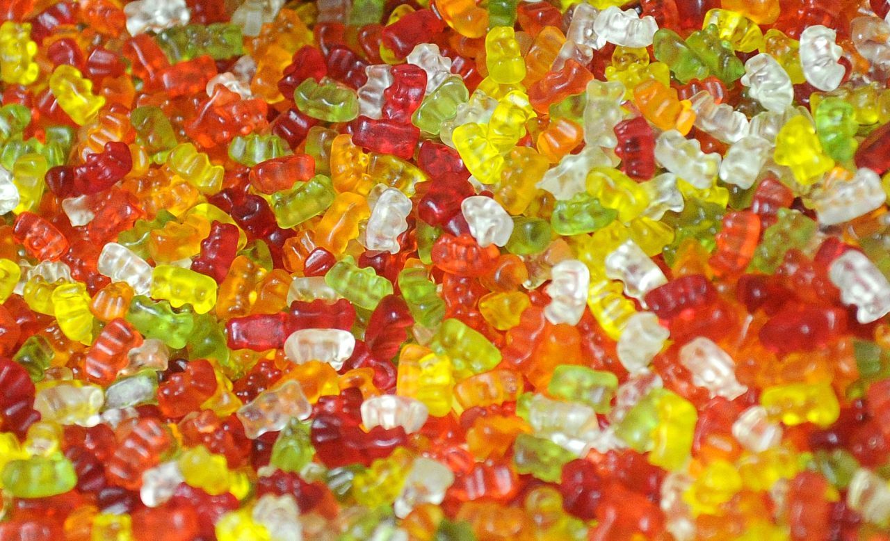 Gummibärchen für 3 Sekunden auf höchster Stufe in die Mikrowelle. Fertig ist der Kleber! Dafür müssen die bunten Bärchen allerdings Gelatine enthalten.