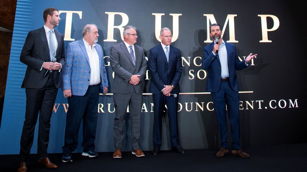 Donald Trump Jr. und Eric Trump haben in New York ein eigenes Smartphone und den passenden Mobilfunkvertrag dazu vorgestellt.
