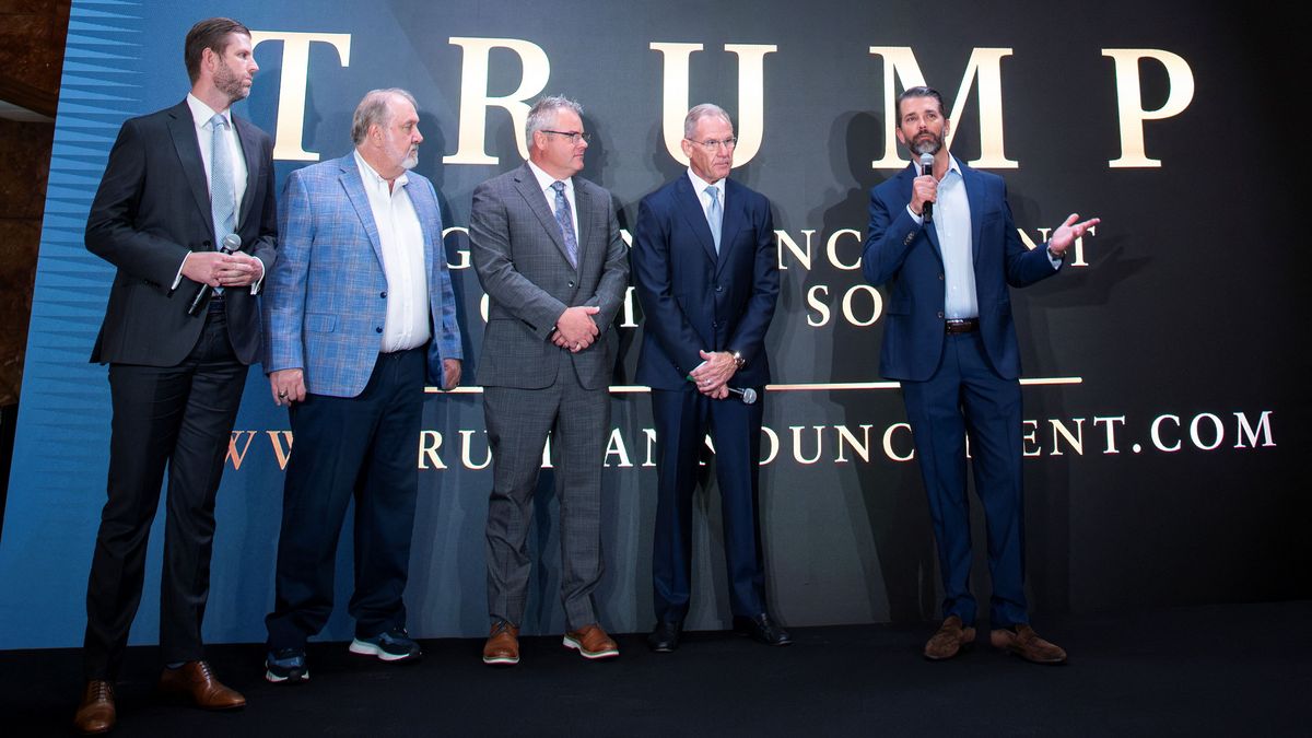 Donald Trump Jr. und Eric Trump haben in New York ein eigenes Smartphone und den passenden Mobilfunkvertrag dazu vorgestellt.