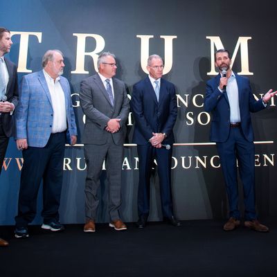 Donald Trump Jr. und Eric Trump haben in New York ein eigenes Smartphone und den passenden Mobilfunkvertrag dazu vorgestellt.