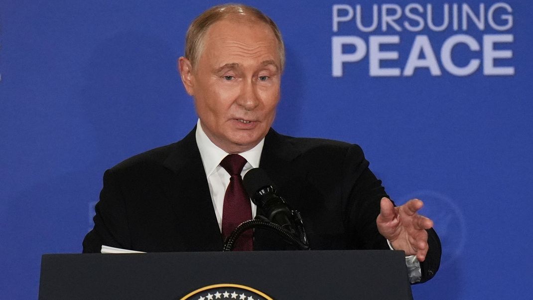 Der russische Präsident Wladimir Putin spricht während einer gemeinsamen Pressekonferenz mit US-Präsident Trump auf der Joint Base Elmendorf-Richardson, Alaska.