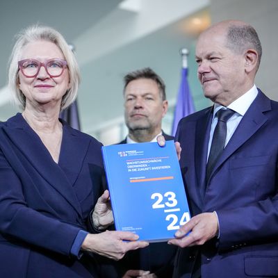 Monika Schnitzer des Sachverständigenrates überreicht Bundeskanzler Olaf Scholz das Jahresgutachten 2023/24 des Sachverständigenrates.