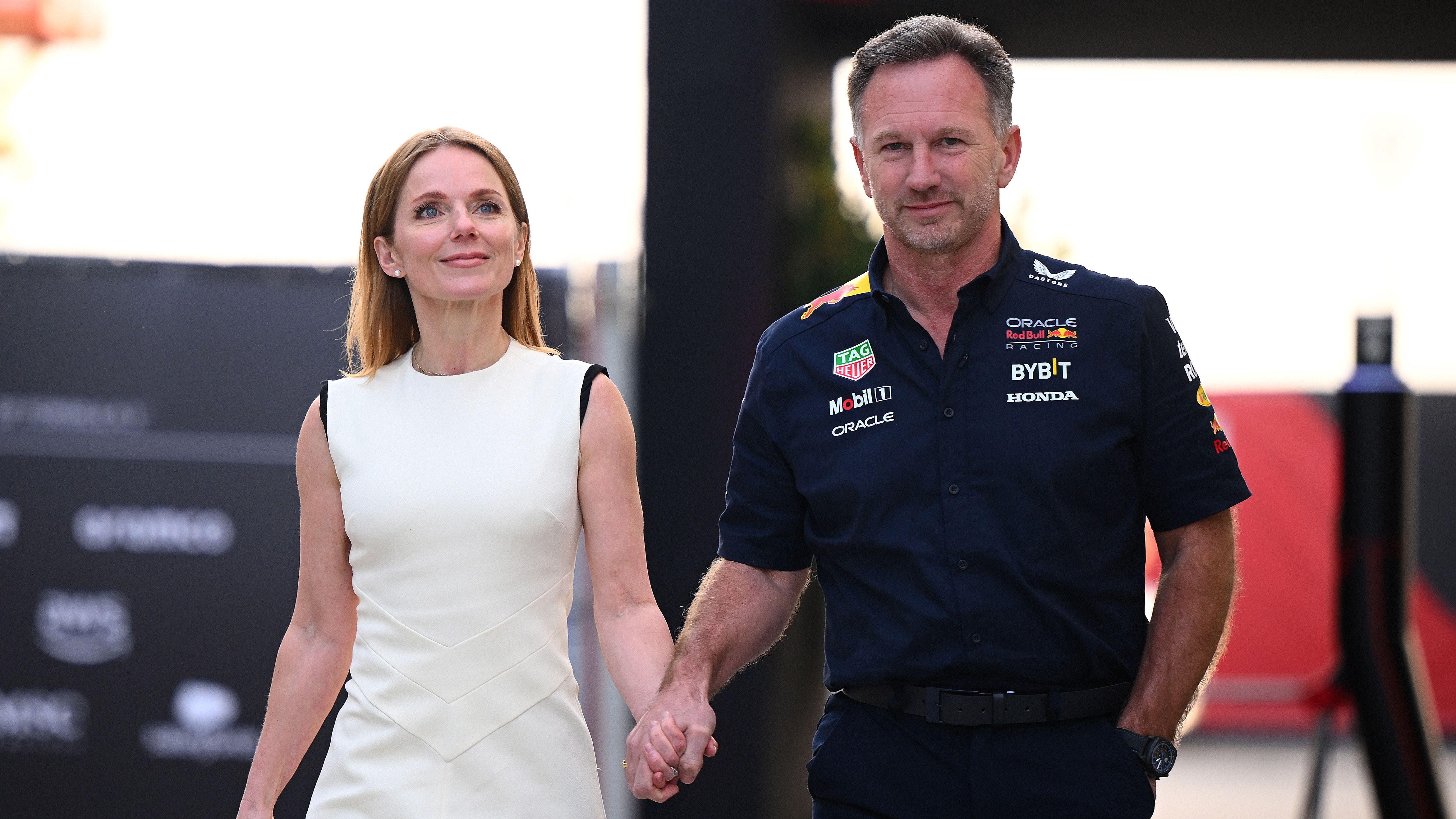 <strong>Verlierer: Christian Horner (Red Bull)</strong><br>Zwar wurde Horner von einer unabhängigen Untersuchung entlastet, doch in Bahrain bringen geleakte Chatnachrichten neuen Wind in den Skandal um eine RB-Mitarbeiterin. Horner zeigt sich demonstrativ Arm in Arm mit seiner Frau Geri. Nachdem auch Verstappens Vater Jos einen Rückzug des Teamchefs fordert, wird der Druck immer größer. Wie lange ist er noch im Amt?