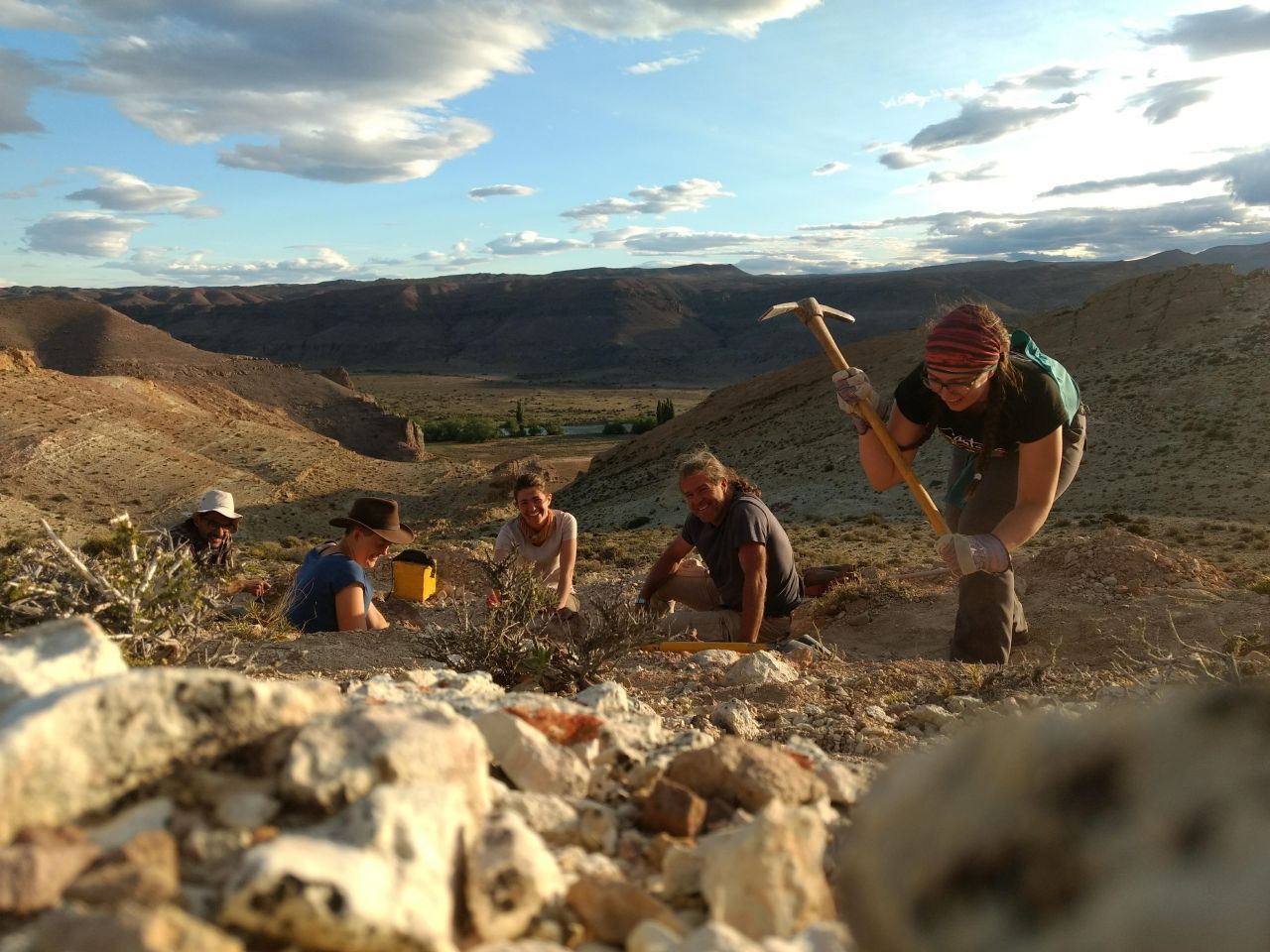 Auch die Studierenden sind mit auf Dino-Ausgrabung in Argentinien. Wie man sieht, ist die Paläontologie keine reine Männerangelegenheit.