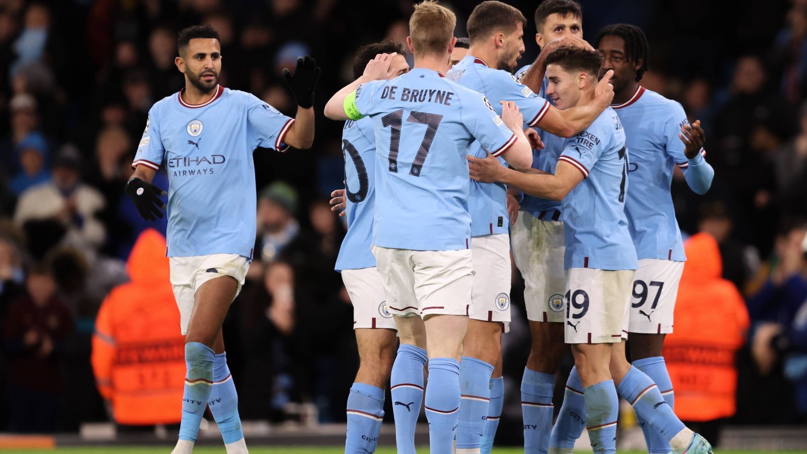 
                <strong>Platz 2: Manchester City (England)</strong><br>
                In unserem Power Ranking zur Halbzeit der Gruppenphase hatten wir sie noch auf Platz eins, mittlerweile musste Manchester City einen Rang abgeben. Das liegt nicht einmal daran, dass City so stark abgebaut hat, sondern weil Platz eins schlichtweg noch ein Stück besser war. Bereits nach dem vierten Spieltag hatten die "Sky Blues" 12 Punkte auf dem Konto und sicherten ihren Gruppensieg mit einem 1:1 gegen Dortmund ab. Zwar gab es zuletzt Sorgen um Erling Haaland, der zwischenzeitlich alles kurz und klein geschossen hat, allerdings dürfte der Norweger, der im Winter getrost Urlaub machen kann, bis Februar wieder fit sein.
              