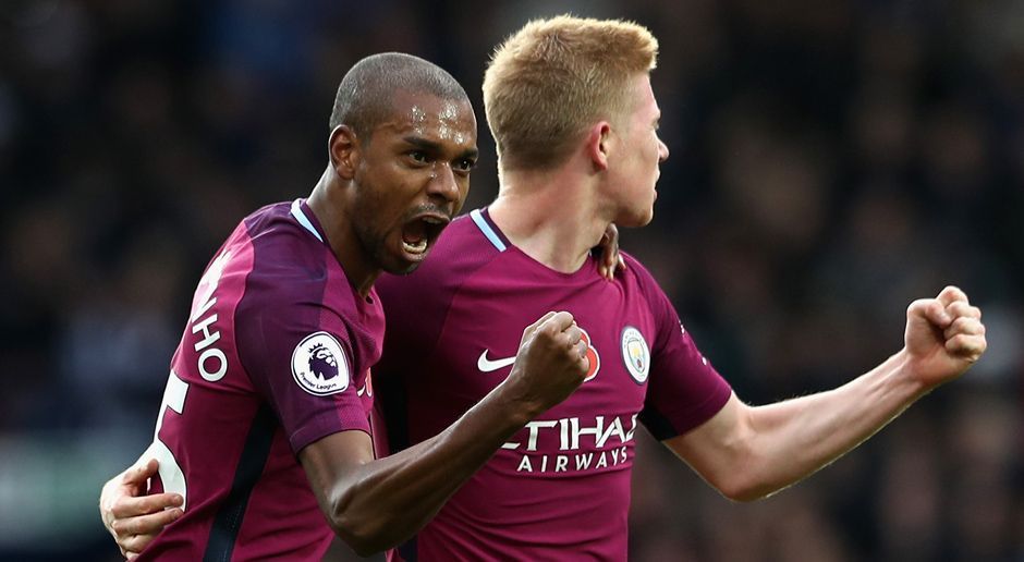 
                <strong>Platz 1: Manchester City</strong><br>
                Bei Manchester City läuft tatsächlich alles nach Plan. Pep Guardiola hat sein Team gefunden. Einzig zum Saisonauftakt holten die "Citizens" nur ein 1:1 gegen den FC Everton. Seitdem feiern sie Sieg um (Kanter-)Sieg. Über die unglaubliche Offensivkraft wurde viel berichtet, aber auch die Abwehr um John Stones, Nicolas Otamendi und Keeper Ederson verdient ein Sonderlob. Das Achtelfinale in der Champions League ist so gut wie gebucht. Es bleibt also festzuhalten: Manchester City ist zurzeit das Maß aller Dinge im europäischen Fußball.
              