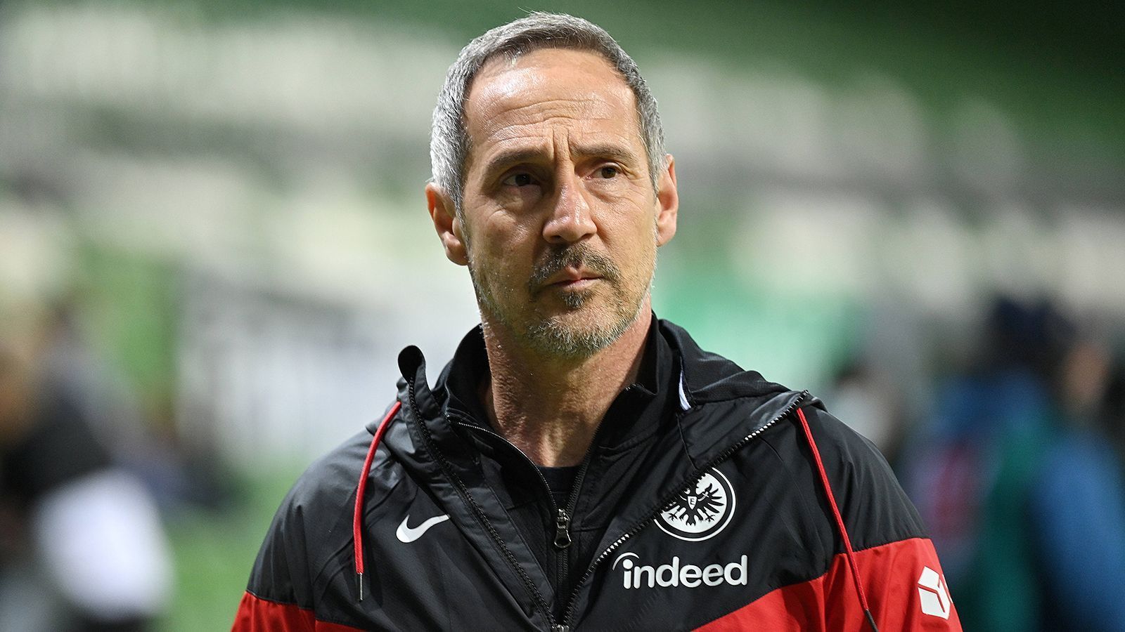 
                <strong>Eintracht Frankfurt: Hütter geht, Lösung offen</strong><br>
                Adi Hütter ist das jüngste Beispiel dafür, dass im Fußball nicht nur sportlicher Erfolg zählt. Eine Ausstiegsklausel in Höhe von rund 7,5 Millionen Euro ermöglicht den Wechsel zu Borussia Mönchengladbach. Mit der Eintracht steht der Österreicher derzeit auf Platz kurz davor, zum ersten Mal in der Frankfurter Vereinsgeschichte in die Champions League einzuziehen. Nur mitmachen wird er die Königsklasse nicht, stattdessen geht er zu einem Klub, der möglicherweise gar nicht im europäischen Wettbewerb vertreten sein wird. Und was passiert in Frankfurt? Wird es vielleicht wirklich Glasner?
              