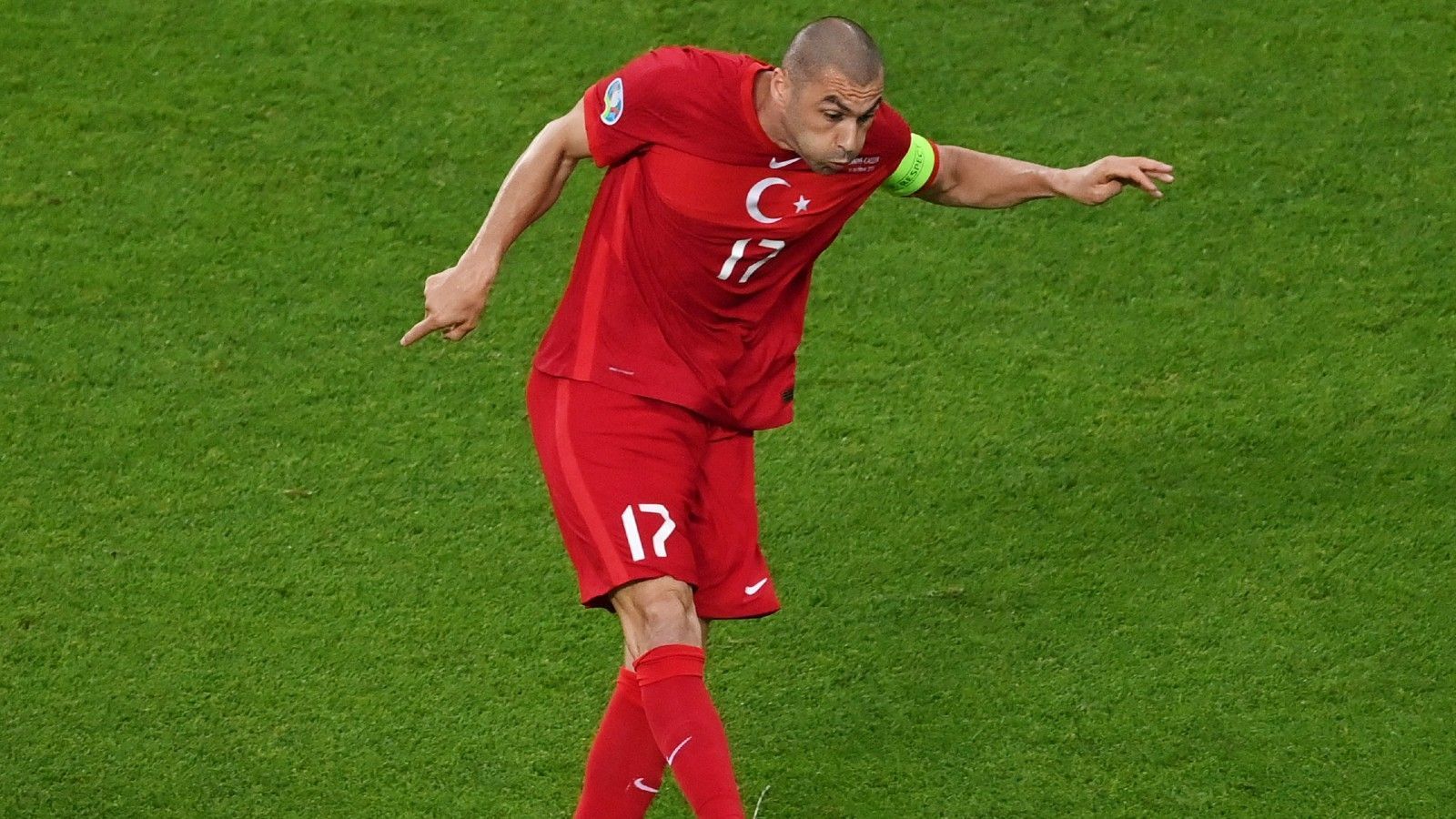 
                <strong>Burak Yilmaz</strong><br>
                Hat in der neunten Minute seine erste Chance, die aber knapp am Tor vorbeigeht. Er ist als Kapitän kämpferisches Vorbild, findet aber nur sehr langsam ins Spiel, weil die Pässe für ihn meist zu ungenau sind. Hat seine Möglichkeiten, vergibt zum Beispiel in der 54. Minute frei aus fünf Metern. Schmeißt alles rein, bleibt aber ohne Fortune. ran-Note: 4
              