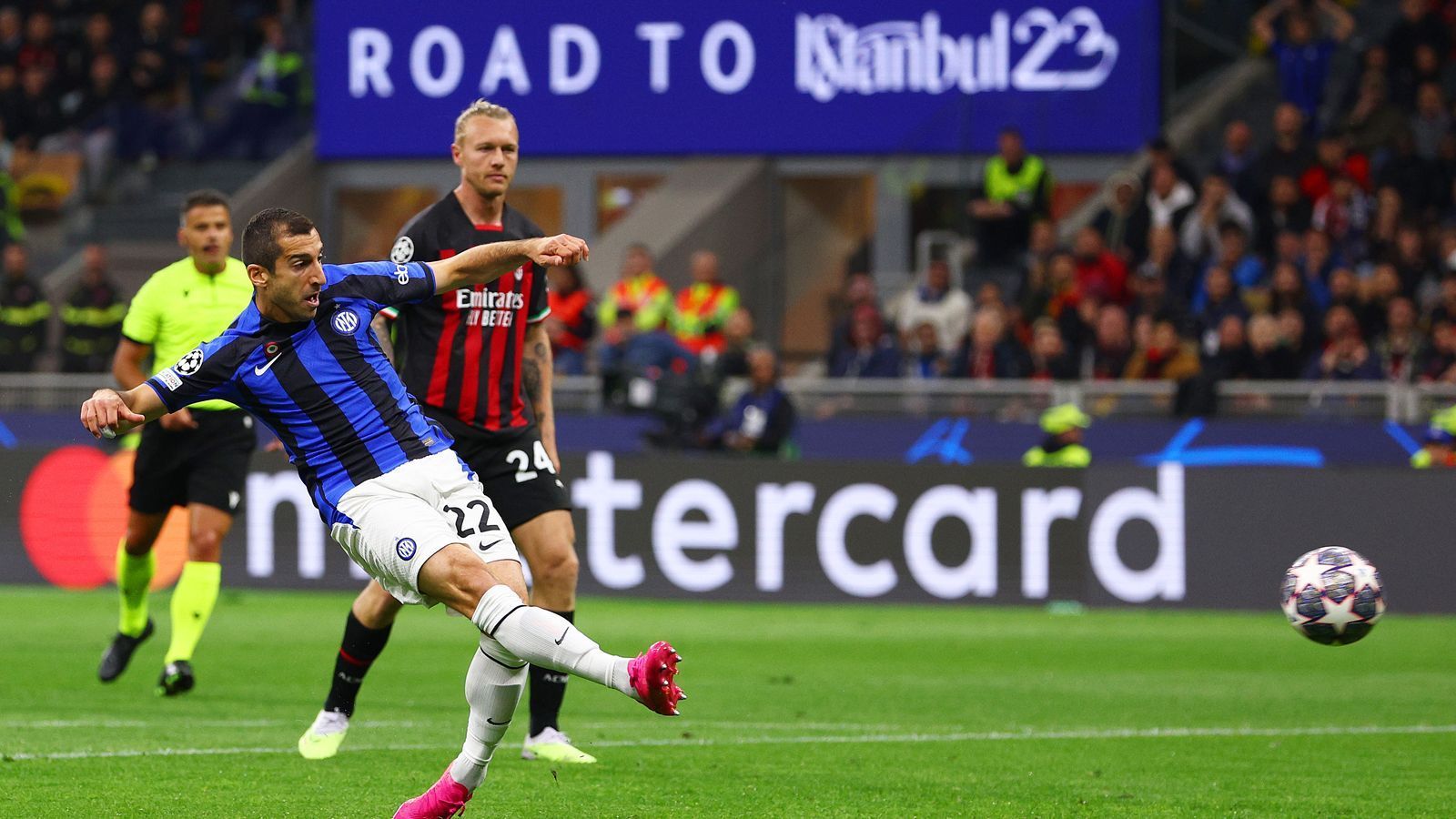 
                <strong>Stadtderby in der Champions League: AC Mailand vs. Inter Mailand</strong><br>
                Und noch ein Ex-Bundesliga-Star! Der frühere Dortmunder Henrikh Mkhitaryan trifft bereits in der 11. Spielminute zum 2:0.
              