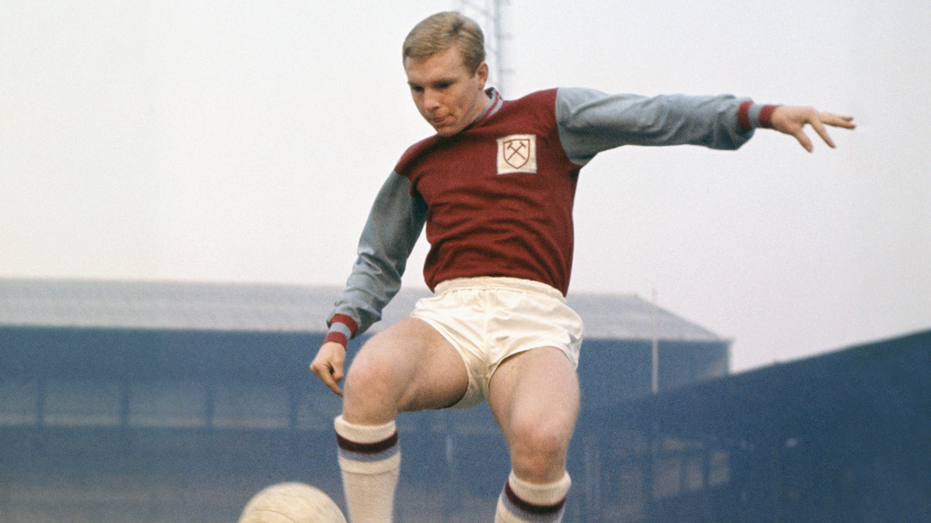 <strong>Bobby Moore (West Ham United) </strong><br>
                Das Denkmal von Bobby Moore vor dem Londoner Wembley-Stadion erinnert bereits an den englischen WM-Kapitän von 1966. Zudem behält West Ham United, wo er von 1958 bis 1974 spielte, seine Rückennummer sechs in Ehren – und auch in der Zukunft im Schrank.