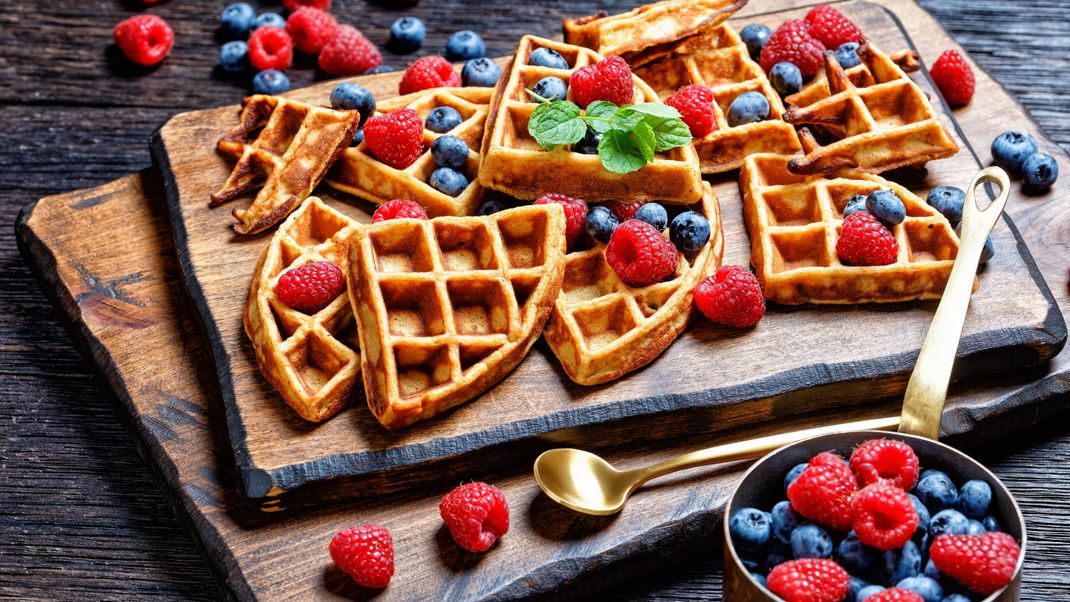 Ob zum Frühstück oder zwischendurch: Waffeln gehen immer! Neben der klassischen gibt's auch eine vegane oder herzhafte Variante.