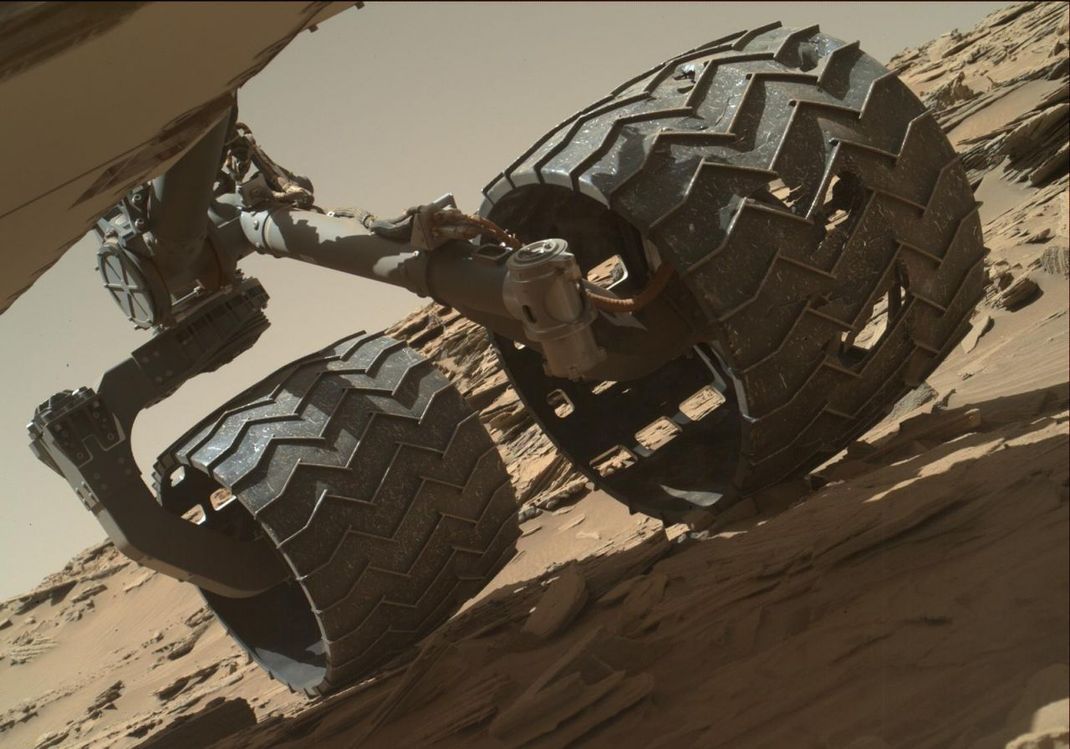 Unplattbare Räder könnte die NASA auf dem Mars gut gebrauchen. In die Räder des Curiosity-Rovers hat das Marsgestein Tischtennisball-große Löcher gedrückt. Die Räder des neuen Perseverance-Rovers mussten daher extra verstärkt werden. Das kostete wertvolles Gewicht.