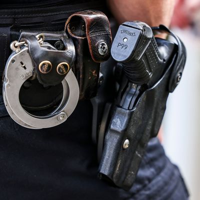 Polizist mit Waffe