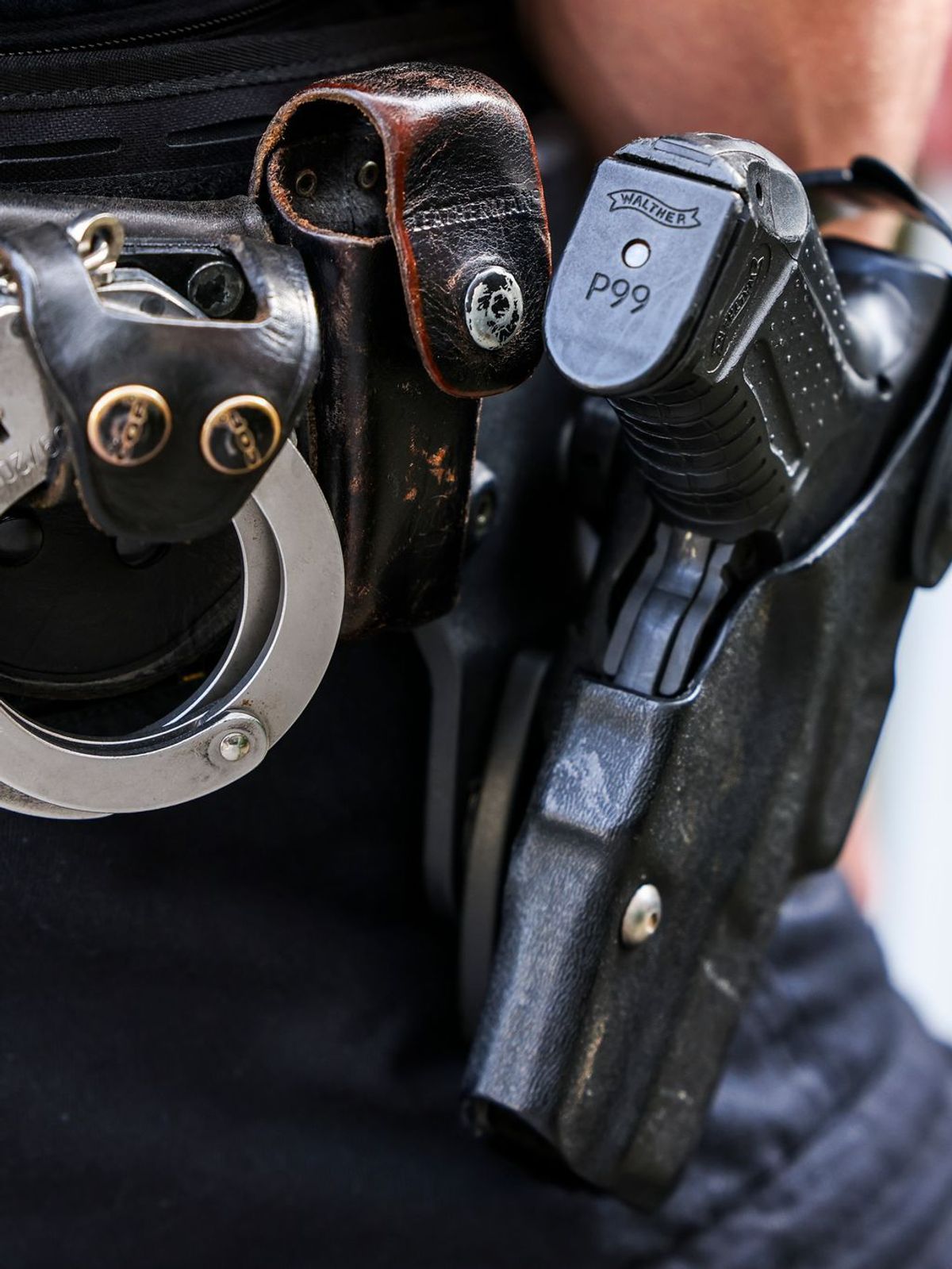 Polizist mit Waffe