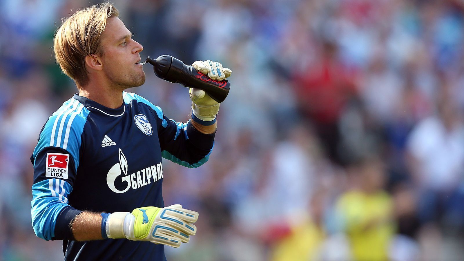 
                <strong>TOR: Timo Hildebrand (FC Schalke 04)</strong><br>
                Dass Timo Hildebrand mal beim FC Schalke 04 unter Vertrag stand, daran erinnern sich nur die Wenigsten. Der Keeper wurde 2011 als Ersatz für den verletzten Stammtorwart Ralf Fährmann verpflichtet. In der Spielzeit 2012/2013 war er in seinen drei Jahren bei den "Königsblauen" plötzlich die unumstrittene Nummer eins. War auch das einzige Jahr.
              