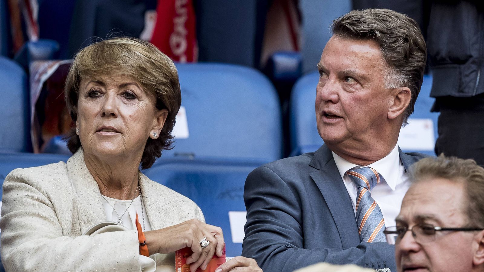 
                <strong>Louis van Gaal </strong><br>
                "Du kannst in unser Hotel kommen. Komm in mein Zimmer. Einfach einen 'Wippie' machen!" (Niederlande-Trainer Louis van Gaal schelmisch zu seiner Frau Truus nach einer Trainingseinheit der Elftal in Katar)
              