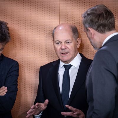 Bundeskanzler Olaf Scholz spricht mit Finanzminister Christian Lindner und Wirtschaftsminister Robert Habeck.