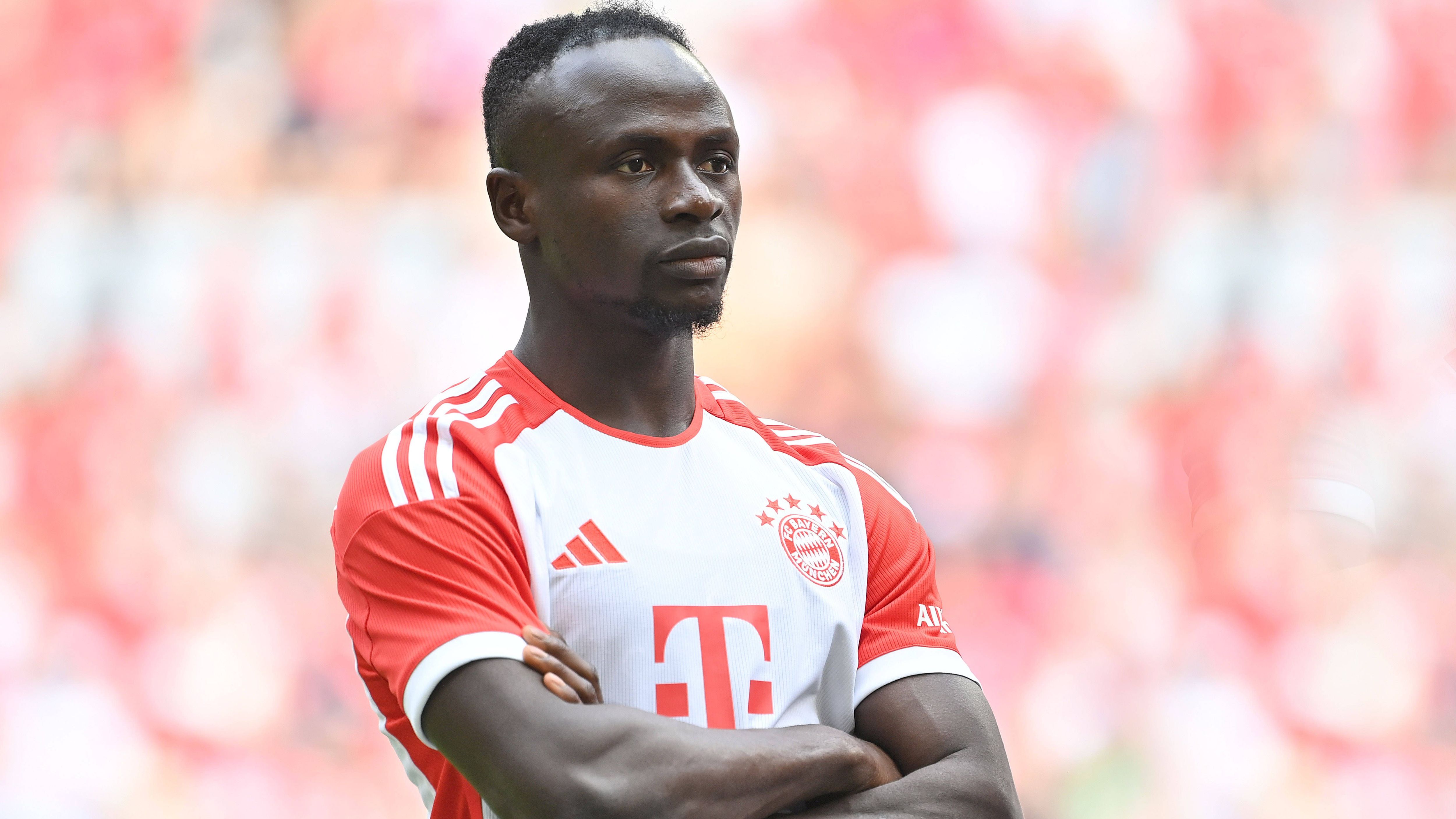 <strong>Manes Zweikampf<br></strong>Juli 2023: Die Zeit von Sadio Mane beim FC Bayern als unglücklich zu bezeichnen wäre eine Untertreibung. Kurz vor seinem Abschied legte er sich noch mit der Presse an. "Ihr killt mich jeden Tag! Und jetzt wollt ihr, dass ich mit euch rede?", konfrontierte der Flügelstürmer einige Reporter nach einem Spiel. Zumindest in diesem Zweikampf überzeugte er.&nbsp;