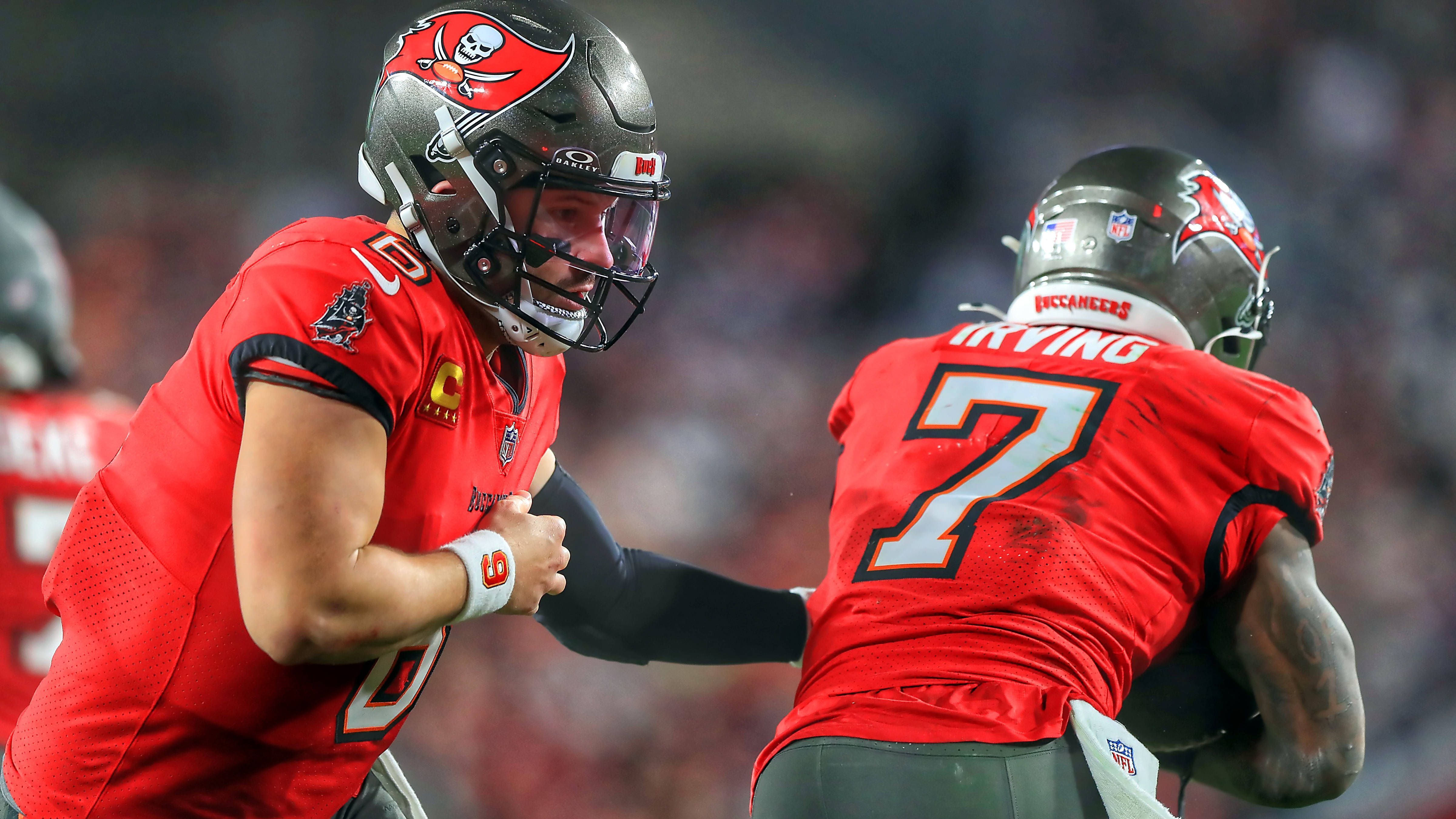 <strong>Tampa Bay Buccaneers: Abgang von Liam Coen kompensieren</strong><br>Bei den Bucs gab es nur eine relevante Änderung, aber die hatte es in sich. Offensive Coordinator Liam Coen verließ die Franchise Richtung Jacksonville und hinterließ eine große Lücke. Sein Nachfolger Josh Grizzard muss nun einen Weg finden, die gut funktionierende Offensive um Quarterback Baker Mayfield auf dem hohen Level zu halten.