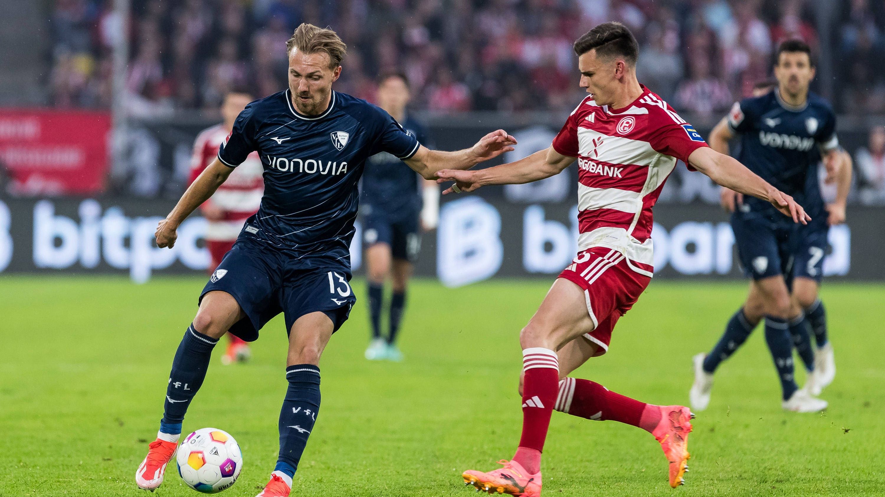 <strong>Lukas Daschner (VfL Bochum)</strong><br>Arbeitet viel um Hofmann herum und öffnet für sich und seine Teamkollegen unzählige Räume, die der VfL aber zu selten bespielt. Seine Hereinnahme belebt das Spiel dennoch. In der 51. Minute hat er die Chance zum 2:0, sein Schuss wird aber geblockt. Ist das Arbeitstier rund um die Gala von Hofmann und Stöger. <strong><em>ran</em></strong><strong>-Note: 2</strong>