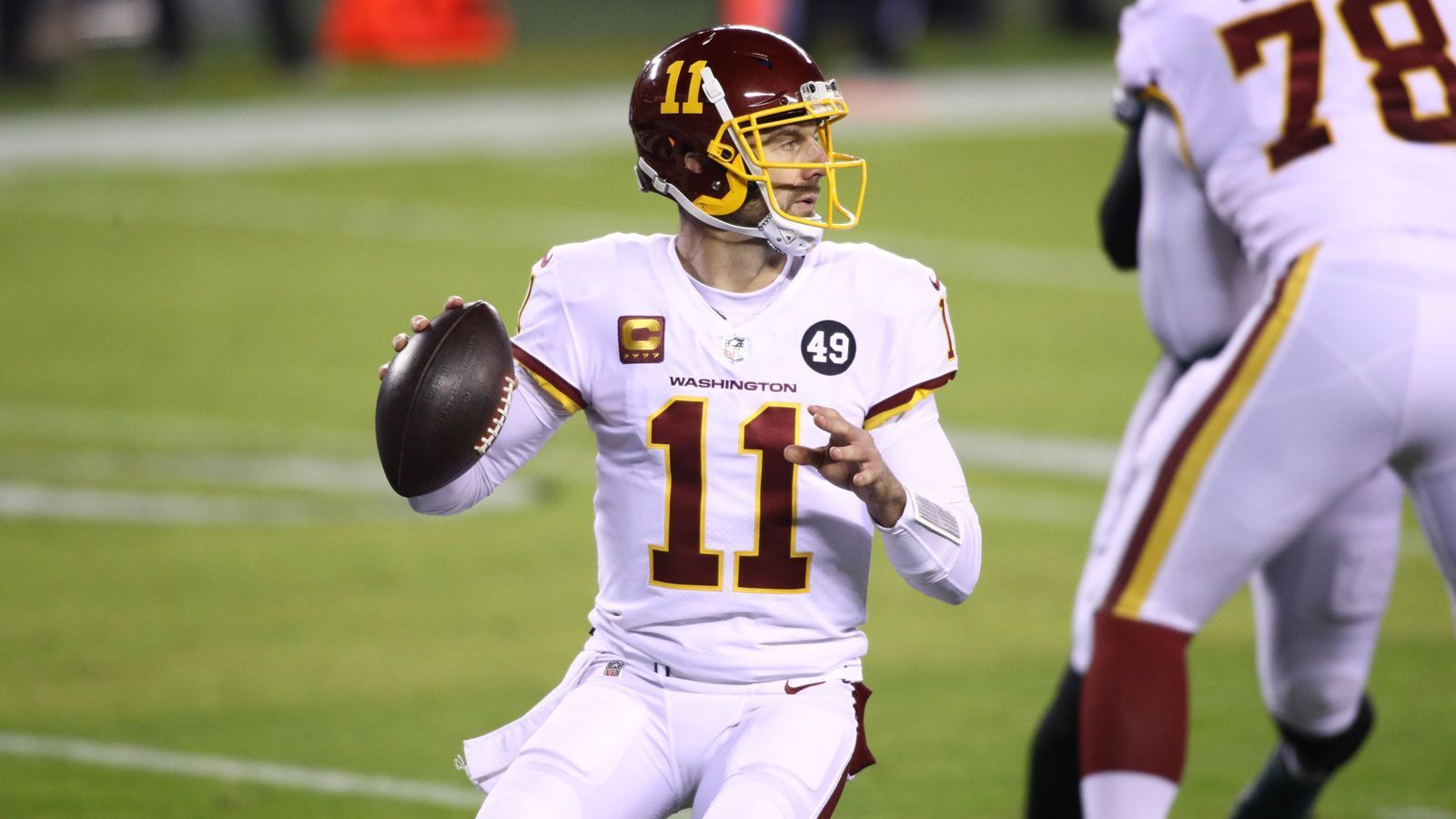 
                <strong>Washington Football Team</strong><br>
                Das Washington Football Team befindet sich in einem großen Umbruch und davon dürfte auch die Quarterback-Position betroffen sein. Zwar ist Alex Smith (Bild) sein unglaubliches Comeback hoch anzurechnen, aber dennoch ist er mit seinen 36 Jahren dem Karriereende nah. Als hauseigene Optionen stehen Kyle Allen, der Exklusive Rights Free Agent wird, und Taylor Heinicke, der ein starkes Playoff-Spiel ablieferte, zur Verfügung. Dennoch werden die sportlichen Verantwortlichen auch den Markt genauestens analysieren. Mit Newton ist dabei ein Spieler verfügbar, den Head Coach Ron Rivera aus seiner Zeit bei den Carolina Panthers kennt. Vielleicht kommt der neue Franchise-Quarterback auch im Draft, an dem das Football Team an der 19. Position picken darf.
              