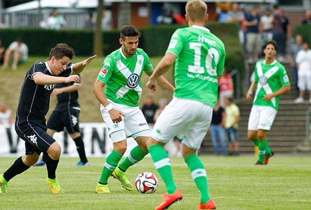 
                <strong>VfL Wolfsburg Heimtrikot</strong><br>
                Der Rest des neuen Outfits bleibt schlicht. Weiße Hosen zu grünen Stutzen.
              