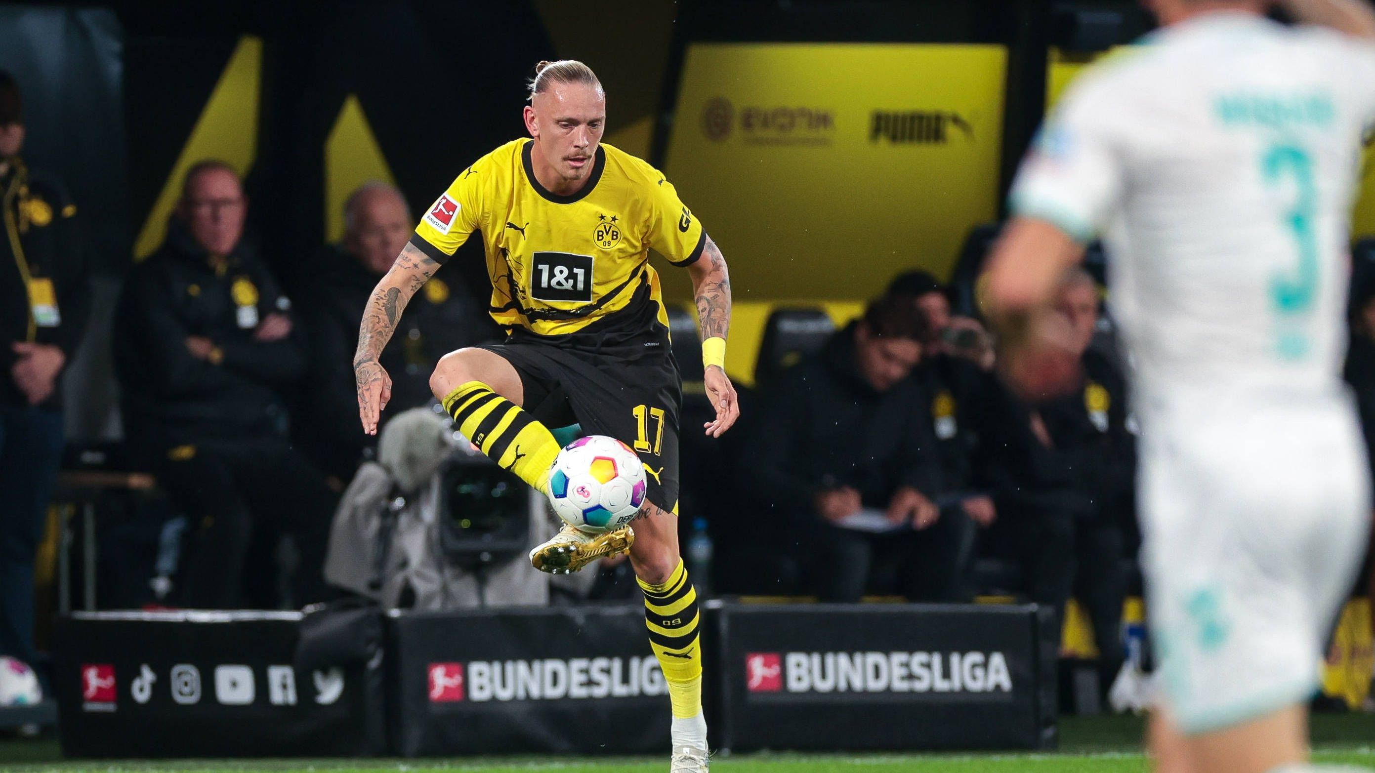 <strong>Marius Wolf</strong><br>Dortmunds Rechtsverteidiger schaltet sich zwar von Beginn an oft in die Offensive mit ein und hat in der siebten Minuten nach einer Ecke eine erste gute BVB-Chance. Aber mit Fortdauer der Partie gelingt Wolf immer weniger, seine Hereingaben finden kaum einmal einen Abnehmer. Nach gut einer Stunde wird er ausgewechselt. <strong>ran-Note: 4</strong>