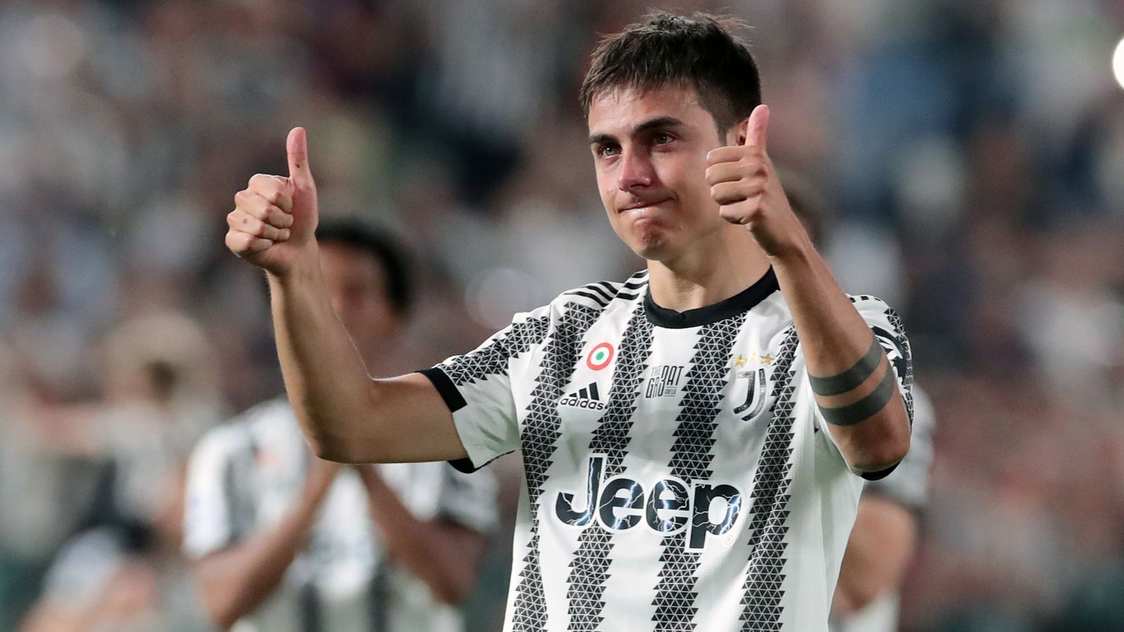 
                <strong>Paulo Dybala (Juventus Turin)</strong><br>
                Nach langen Verhandlungen und einer laut Medienberichten fast schon sicheren Einigung hat sich ein Verbleib von Paulo Dybala bei Juventus Turin doch zerschlagen. Jetzt sucht der 28-jährige Argentinier eine neue Herausforderung und hat dabei dabei nach sieben Jahren in Turin fast die freie Auswahl. Da der Offensivmann ablösefrei zu haben ist, stehen die Topklubs in der Hoffnung auf ein Schnäppchen angeblich Schlange bei Dybala. Inter Mailand, die AS Rom, der FC Arsenal sowie Atletico Madrid sollen Interesse an einer Verpflichtung haben. Laut "Daily Mail" dürfte sich aber zumindest Tottenham aus dem Dybala-Poker verabschiedet haben. Den Londonern seien dem Bericht nach die Gehaltsforderungen zu hoch gewesen. Wie "Sky" berichtet, ist Inter derzeit bei Dybala in der Pole Position.
              