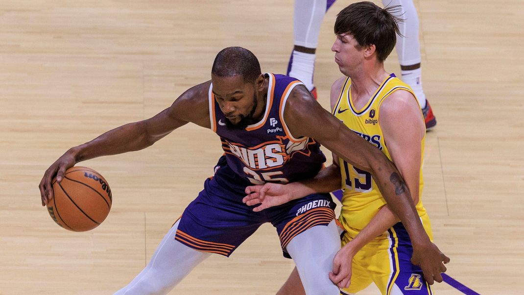 Kevin Durant (l.) und Austin Reaves (r.) im direkten Duell