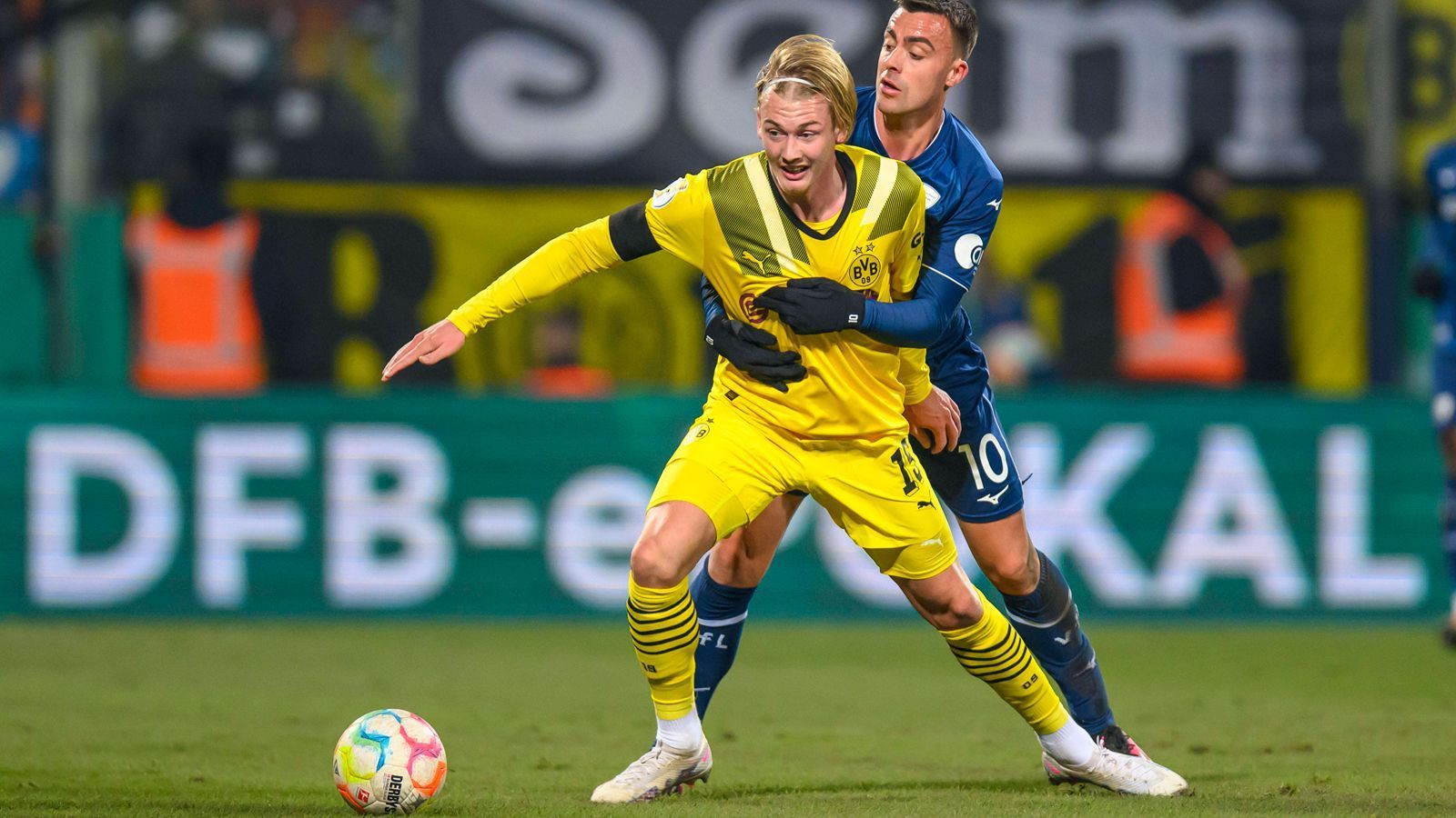 
                <strong>Julian Brandt</strong><br>
                Nach seiner zuletzt starken Bundesliga-Partie gegen Freiburg (5:1) bleibt der Nationalspieler in Bochum blass. Bis auf einen halbwegs gefährlichen Freistoß in der 24. Minute, den Manuel Riemann abwehrt, sieht man von Julian Brand nicht viel. ran-Note: 4
              