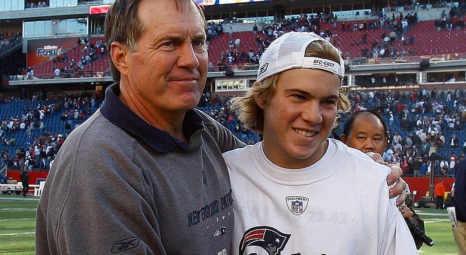 
                <strong>Brian Belichick (Scouting Assistant der Patriots)</strong><br>
                Brian Belichick (re., hier ein Bild von 2008) wurde vor der NFL-Saison 2016 als Scouting Assistant bei den Patriots aufgenommen. Schon in früheren Jahren war das Nesthäkchen der Familie oft beim Training dabei. Er war wie sein älterer Bruder ebenfalls als Footballer sowie als Lacrosse-Spieler aktiv.
              