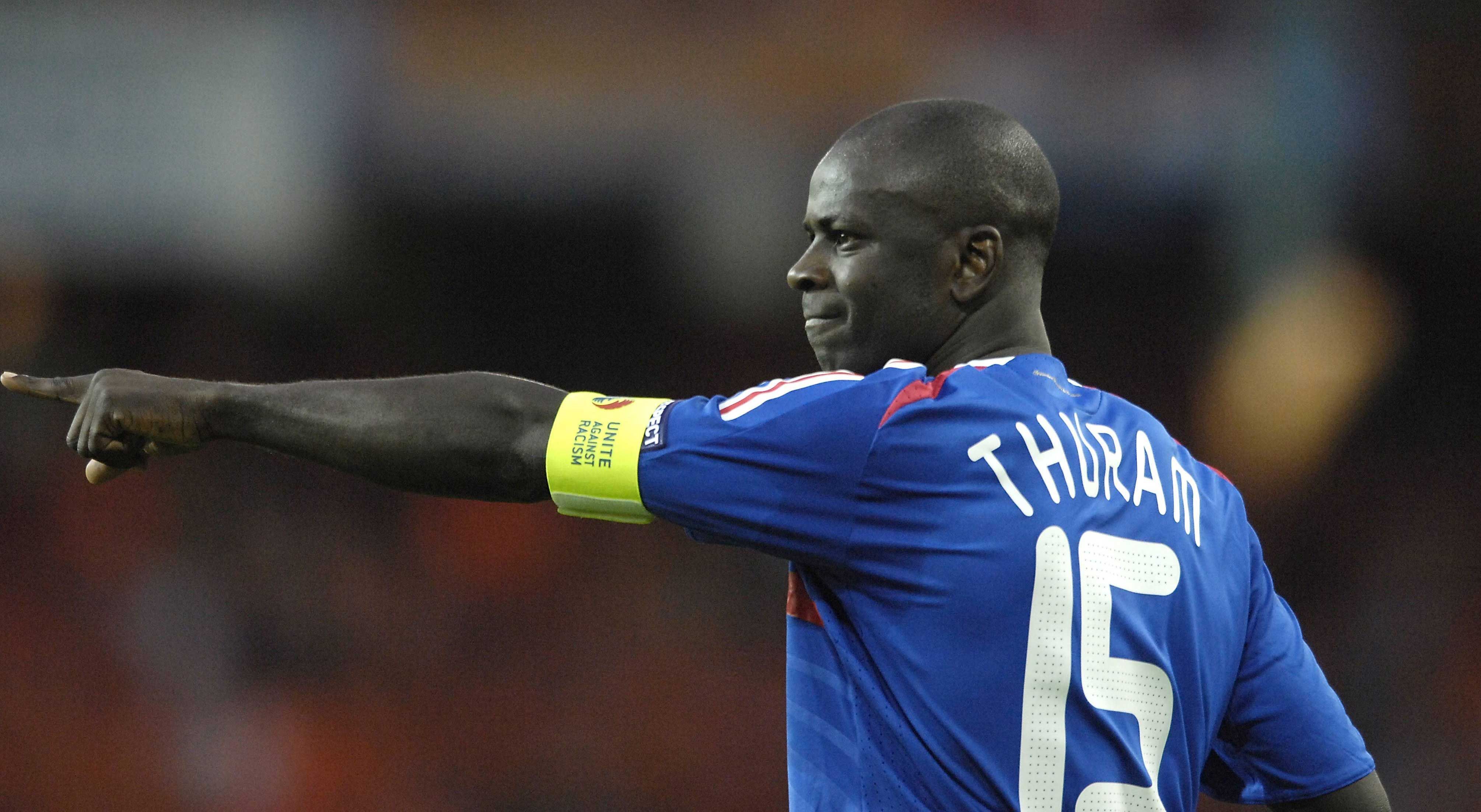 
                <strong>Abwehr: Lilian Thuram (Frankreich)</strong><br>
                Abwehr: Lilian Thuram. Zahllose Titel und Auszeichnungen sind Zeugen seiner großartigen Karriere. Bei der EM 2000 feierte Thuram mit dem EM-Titel einen seiner größten Triumphe. Mit 16 Spielen bei EM-Endrunden ist er gemeinsam mit Edwin van der Saar immer noch EM-Rekordspieler.
              
