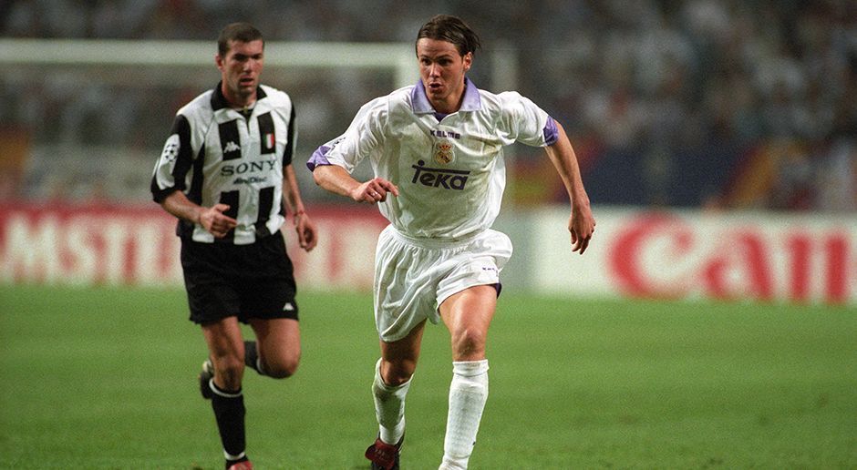 
                <strong>Real Madrid vs. Juventus Turin 1:0</strong><br>
                Nur ein Jahr später schafft es Zidane erneut in das Finale der Königsklasse. Dort trifft er auf seinen späteren Arbeitgeber Real Madrid. Gegen die Königlichen um Fernando Redondo schlägt sich Zidane lange gut, muss jedoch schmerzlich mit ansehen, wie Predrag Mijatović in der 67. Minute den Siegtreffer für das weiße Ballett erzielt. Madrids Coach damals: Der ehemalige und spätere Bayern-Trainer Jupp Heynckes.
              