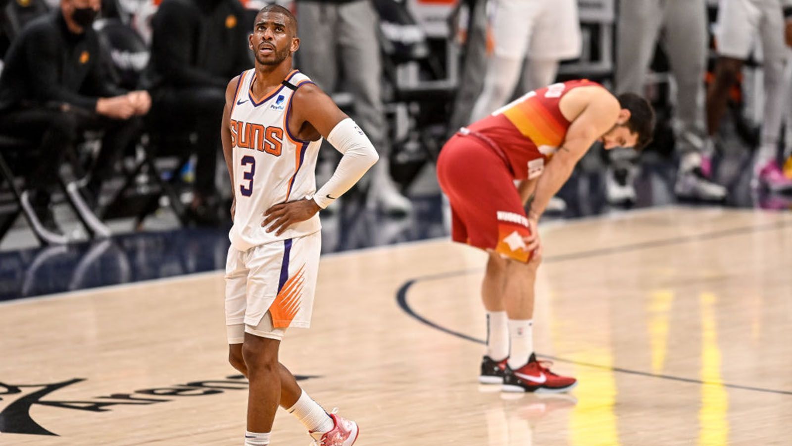 
                <strong>Chris Paul (Phoenix Suns)</strong><br>
                In der Erstrundenserie war der Routinier bereits von einer Schulterverletzung sichtlich gehandicapt, verpasste aber kein Spiel. Selbiges droht dem Star der Phoenix Suns nun aber. Am Mittwoch wurde bekannt, dass sich Paul ins COVID-Protokoll der Liga begeben muss und auf unbestimmte Zeit ausfallen wird. Damit wird er mindestens den Start der Western Conference Finals verpassen und zudem ist fraglich, in welcher konditionellen Verfassung Paul zurückkehren wird. 
              