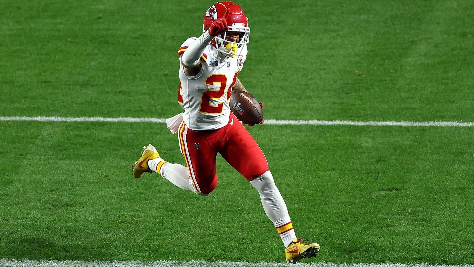 
                <strong>Skyy Moore</strong><br>
                Wie Pacheco holten die Chiefs Wide Receiver Skyy Moore vor der Saison im Draft. Wenn auch nicht immer erste Wahl, erzielte er mit seinem einzigen Catch des Abends den so wichtigen Touchdown zum 35:27. Kurioserweise stellte er sich bei diesem Play auf der falschen Seite auf und sorgte bei seinem Quarterback für Verwirrung. Mahomes fand ihn trotzdem und der Rookie konnte problemlos in die Endzone spazieren.
              